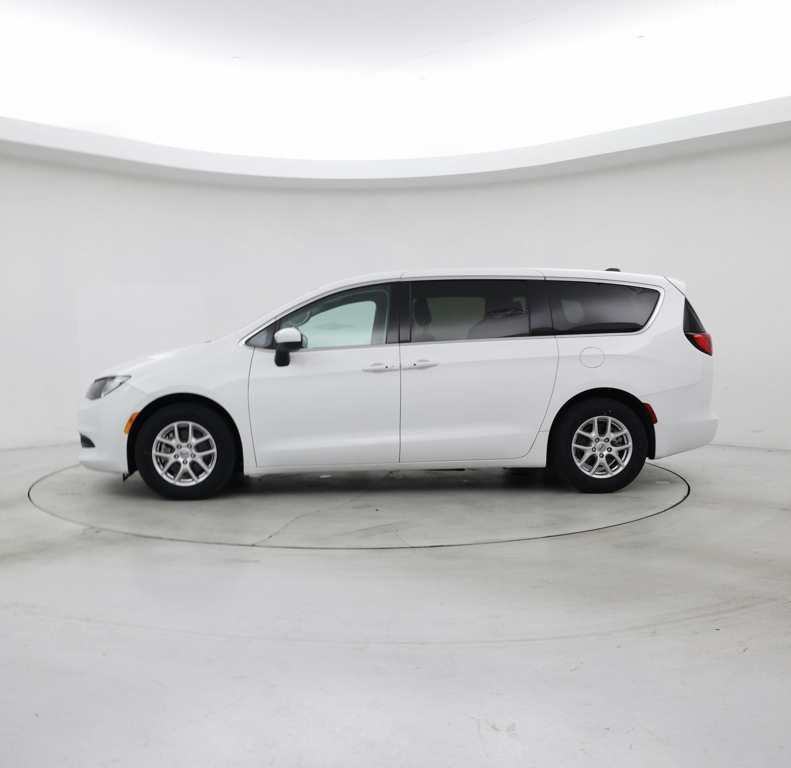 Thumbnail: 2022 Chrysler Voyager - 3