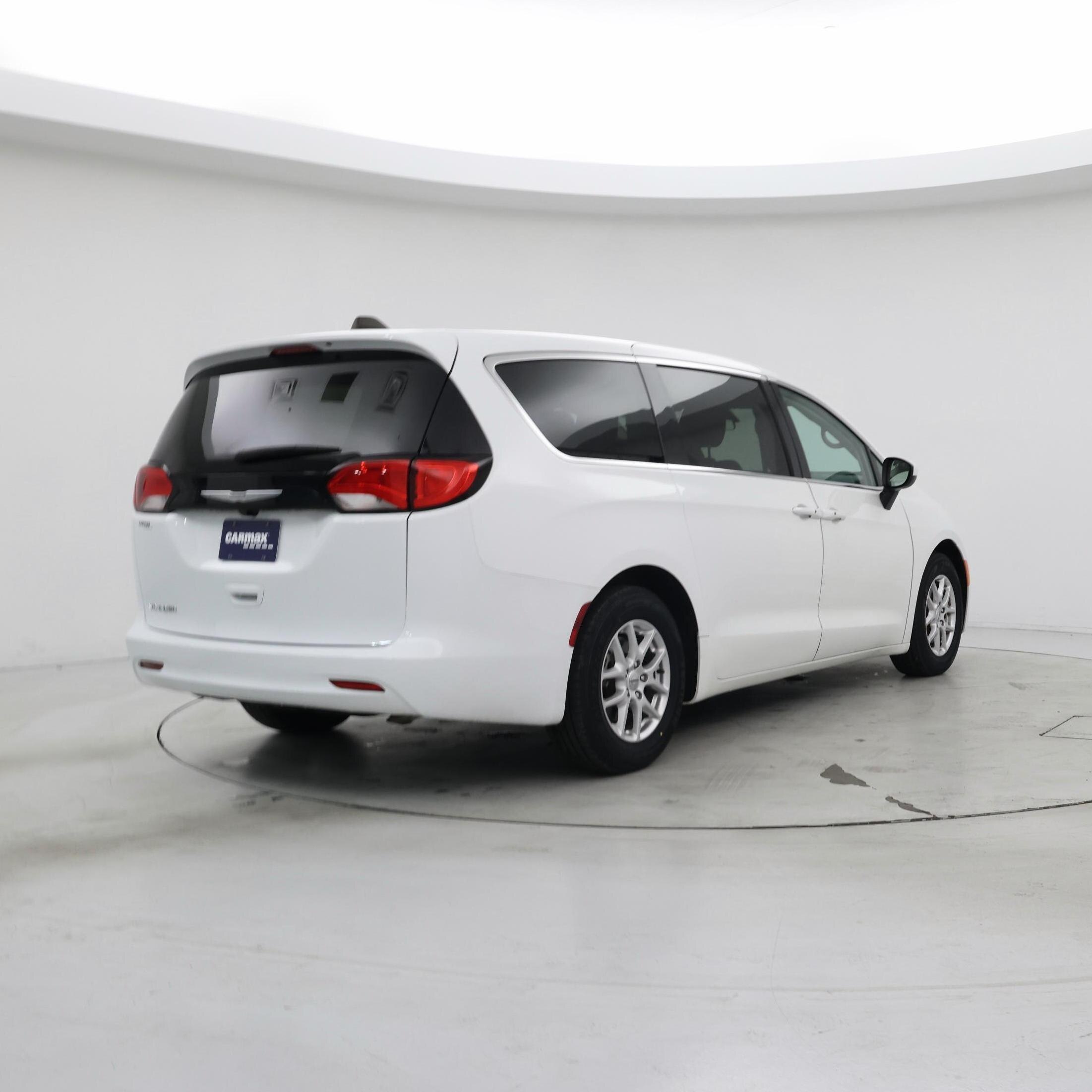 Thumbnail: 2022 Chrysler Voyager - 8