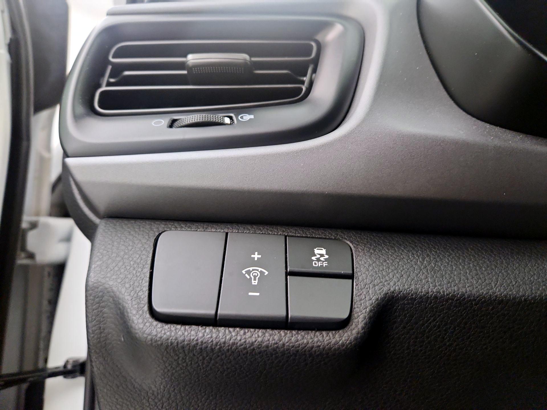 Thumbnail: 2023 Kia Rio - 11