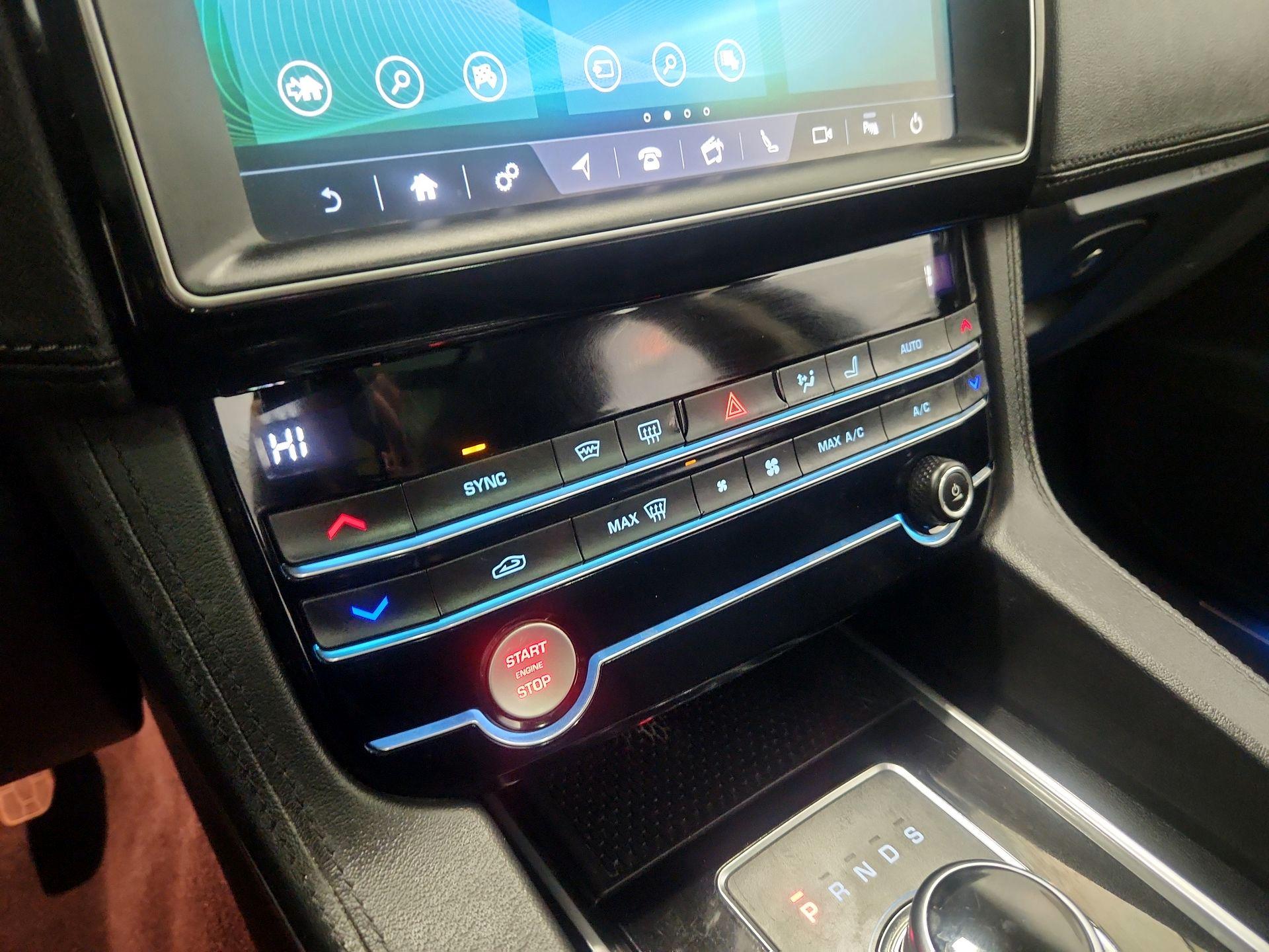 Thumbnail: 2020 Jaguar F-Pace - 17