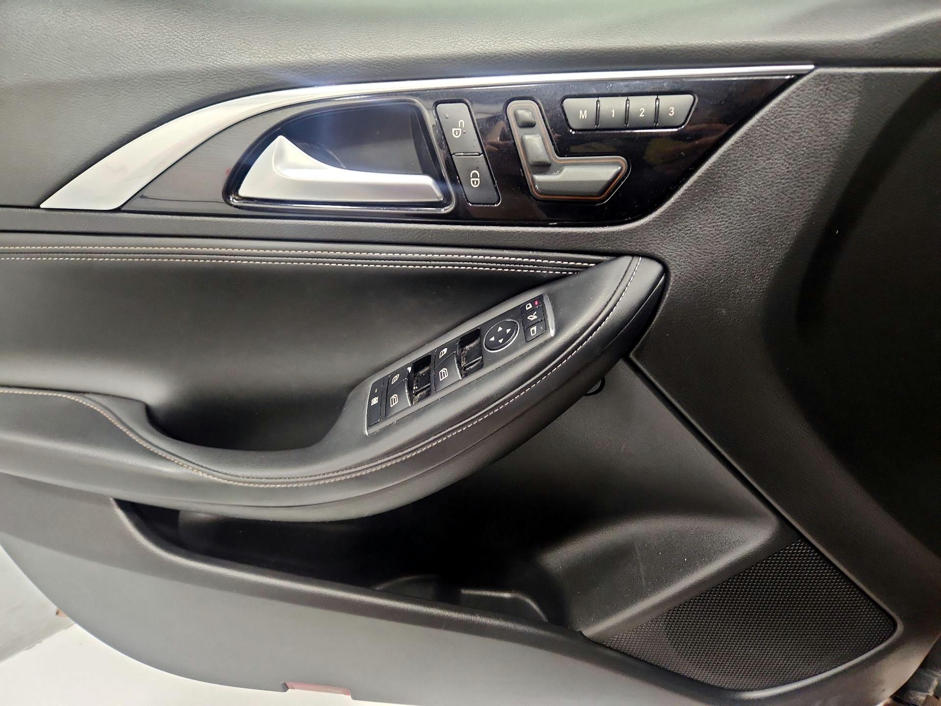 Thumbnail: 2018 INFINITI QX30 - 12