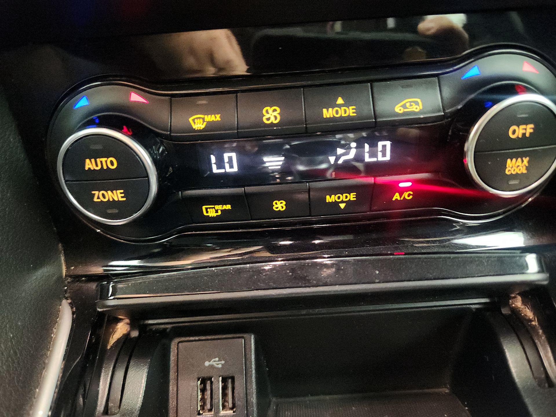 Thumbnail: 2018 INFINITI QX30 - 17