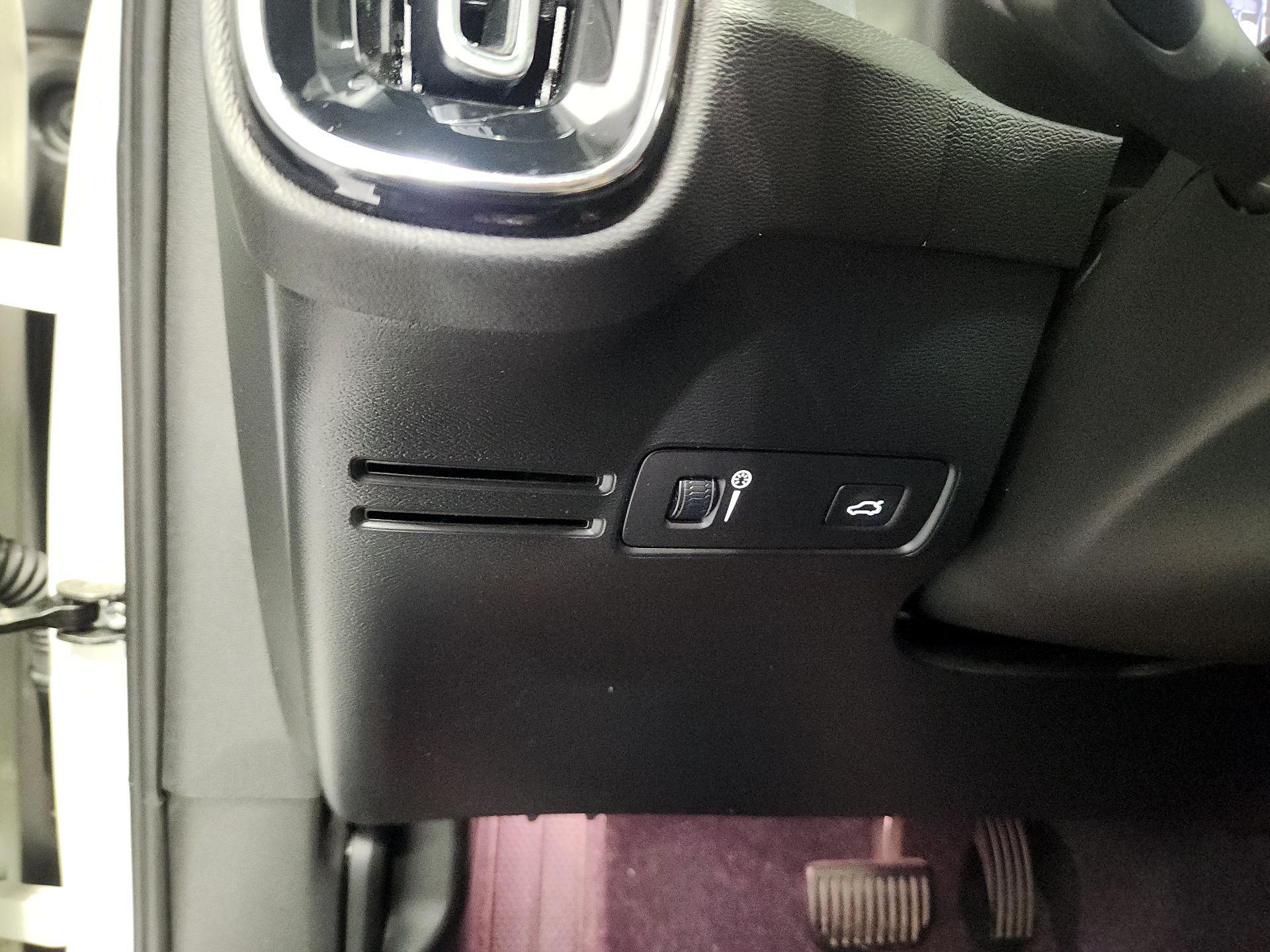 Thumbnail: 2020 Volvo XC40 - 13