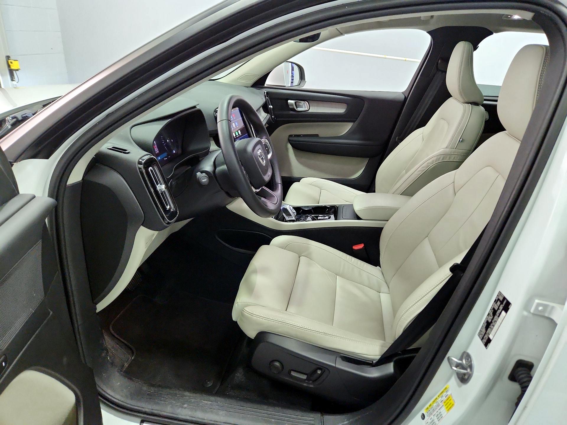 Thumbnail: 2023 Volvo XC40 - 11