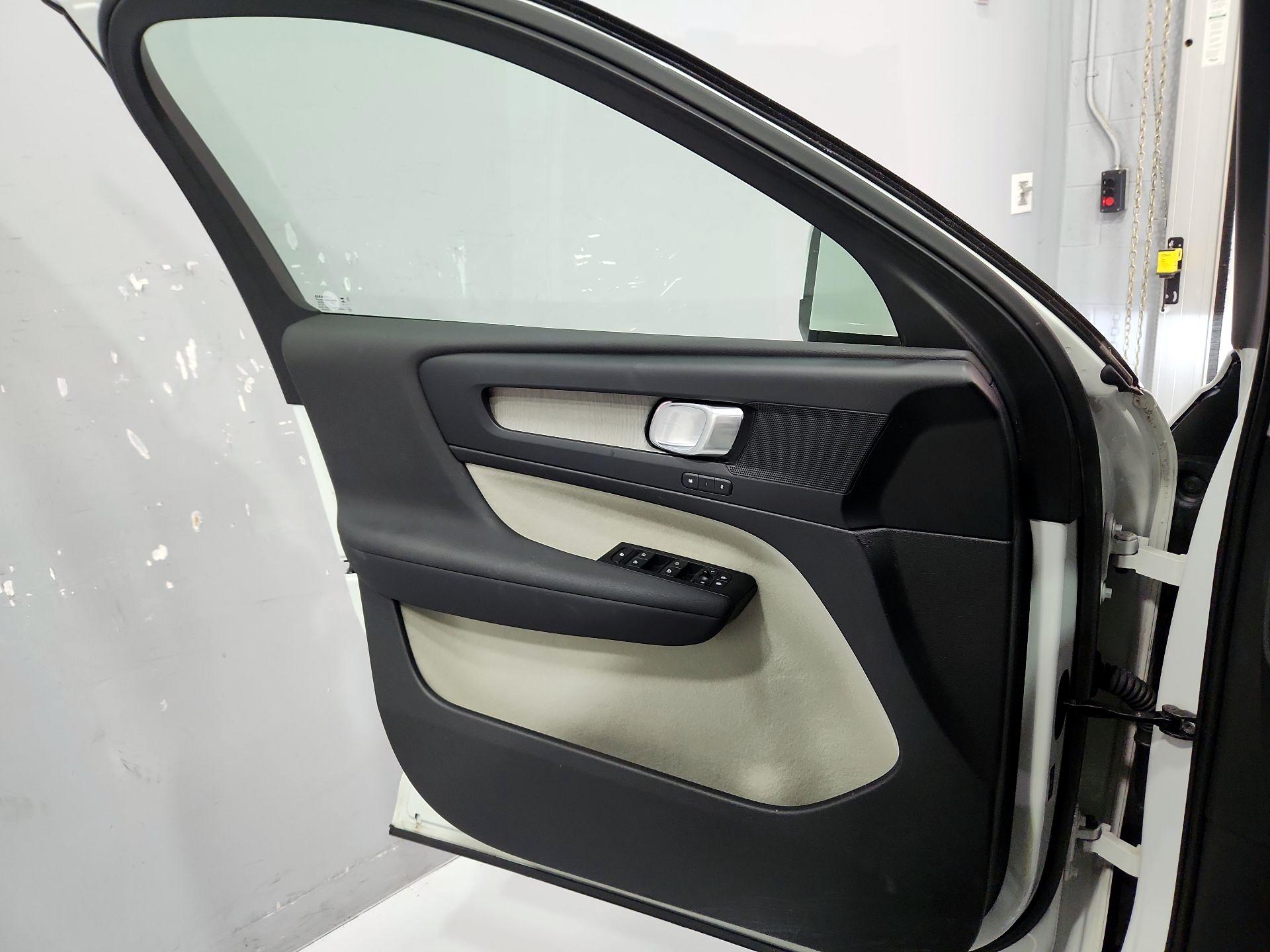 Thumbnail: 2023 Volvo XC40 - 12