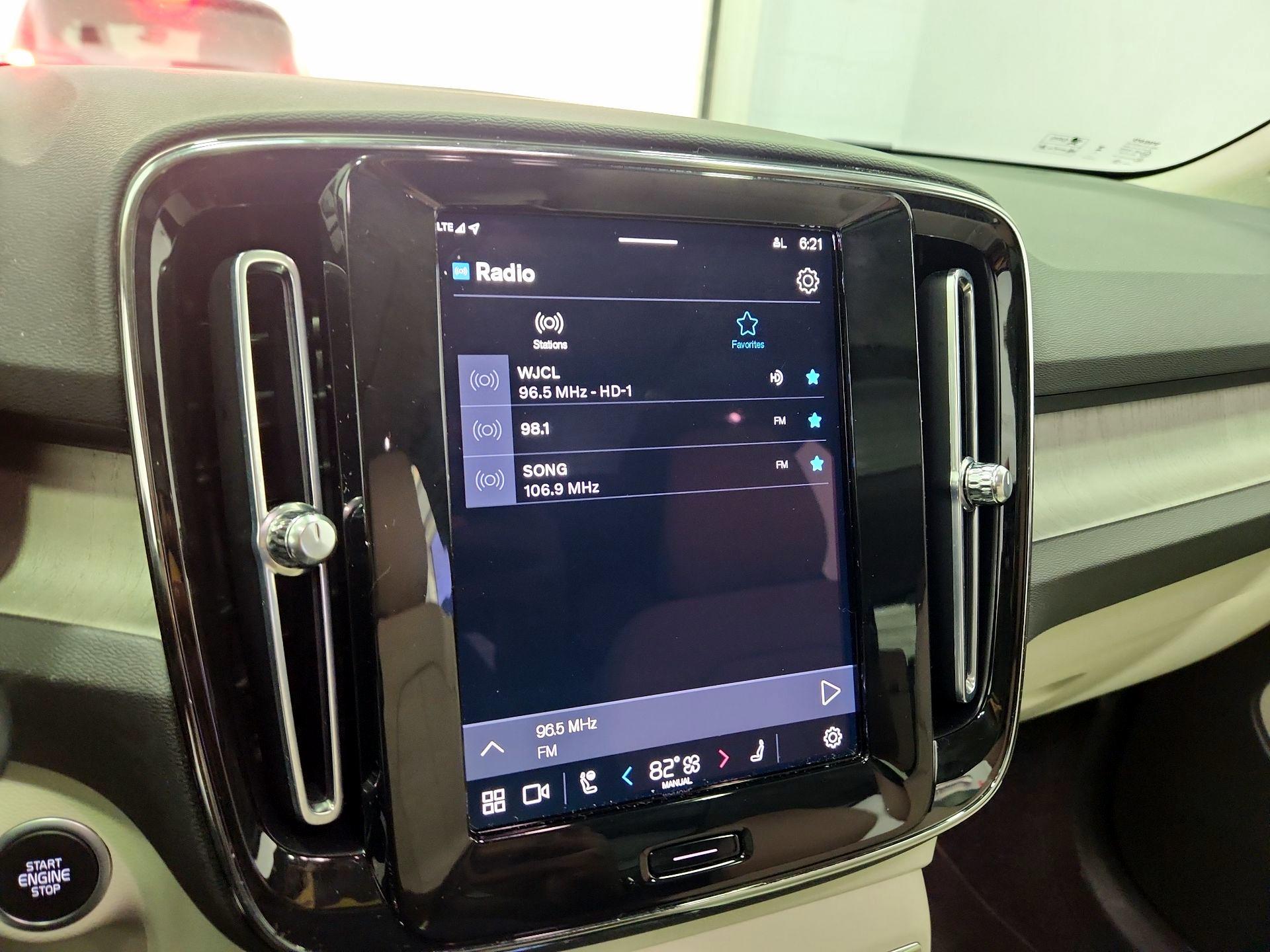 Thumbnail: 2023 Volvo XC40 - 14