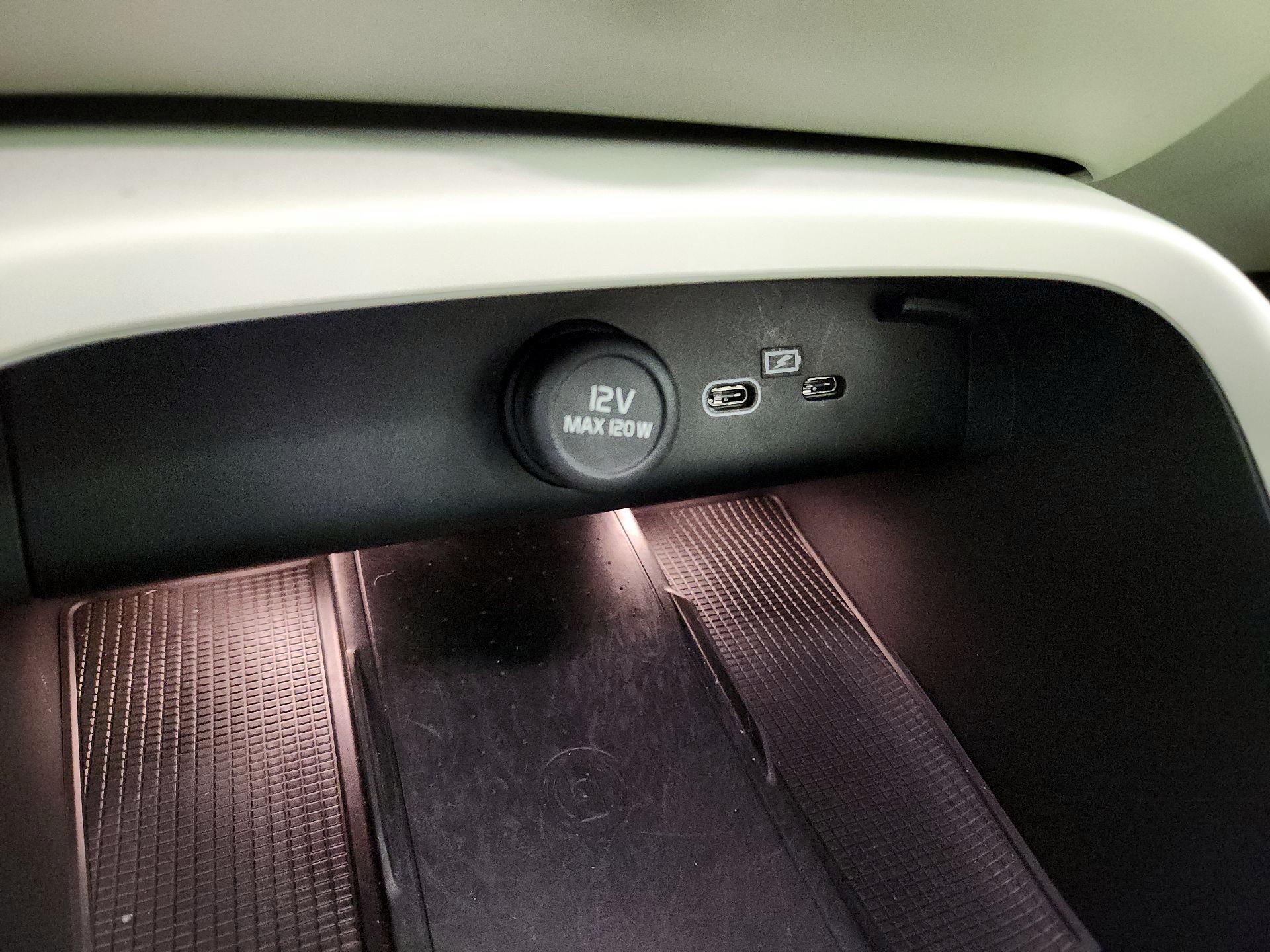 Thumbnail: 2023 Volvo XC40 - 17