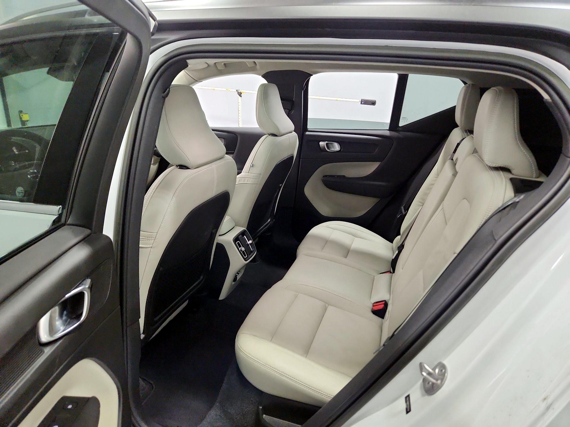 Thumbnail: 2023 Volvo XC40 - 19