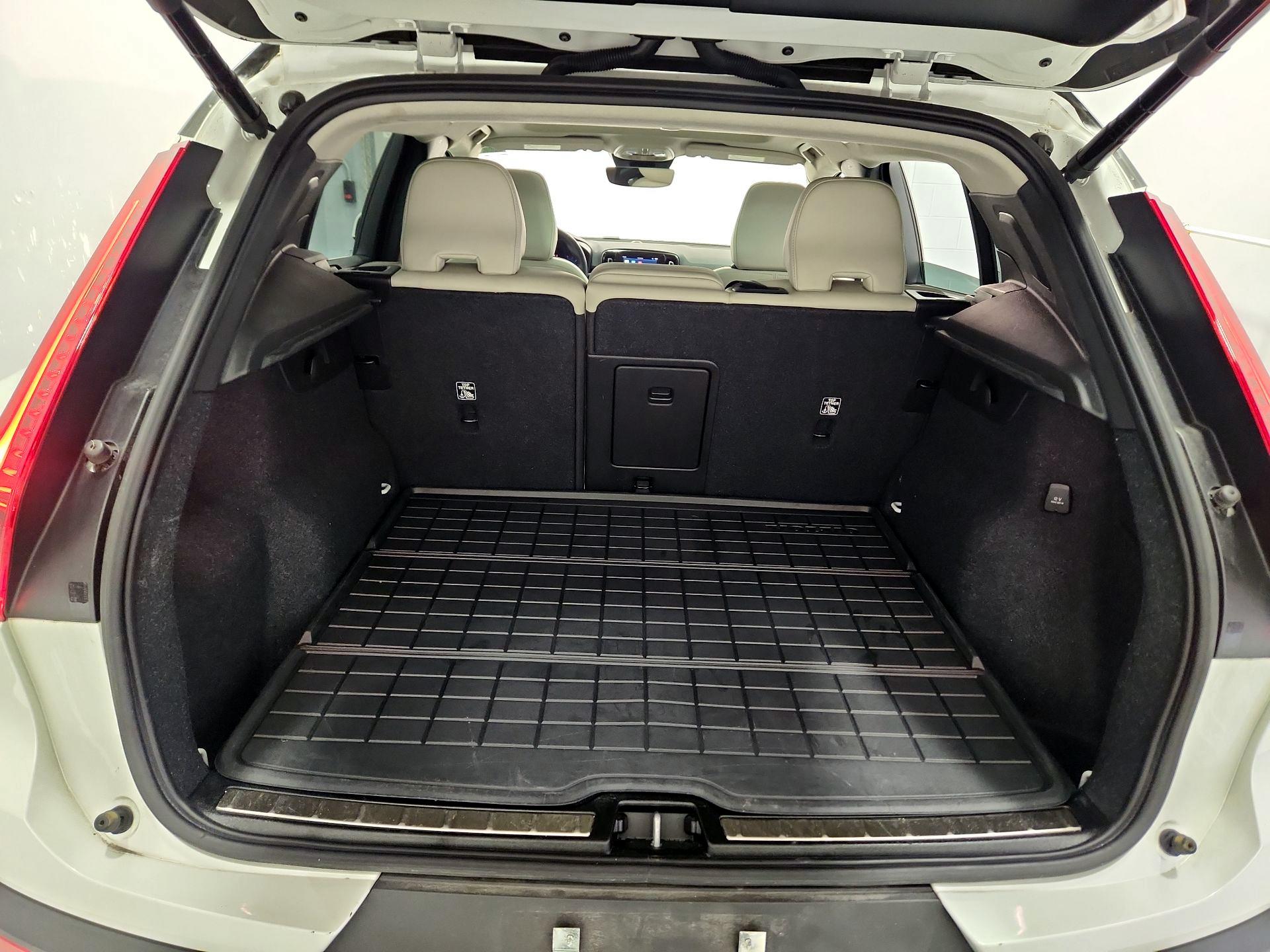 Thumbnail: 2023 Volvo XC40 - 20