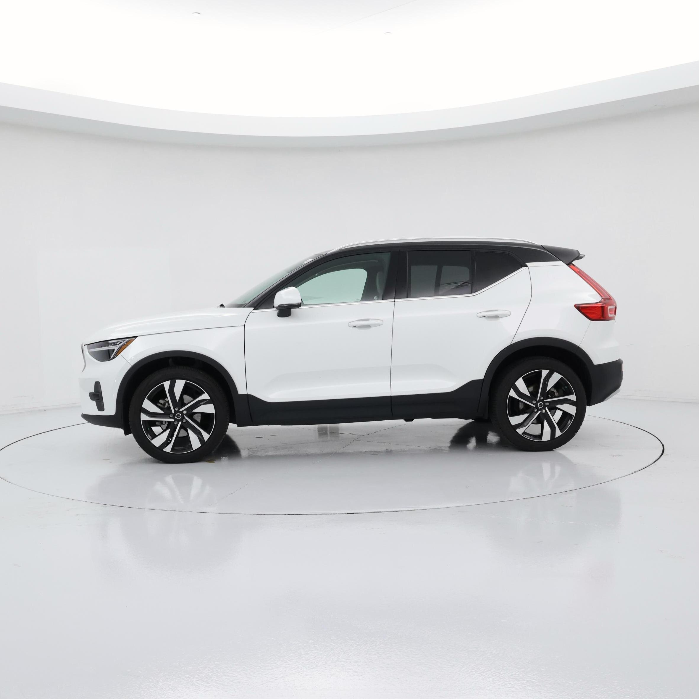 Thumbnail: 2023 Volvo XC40 - 3