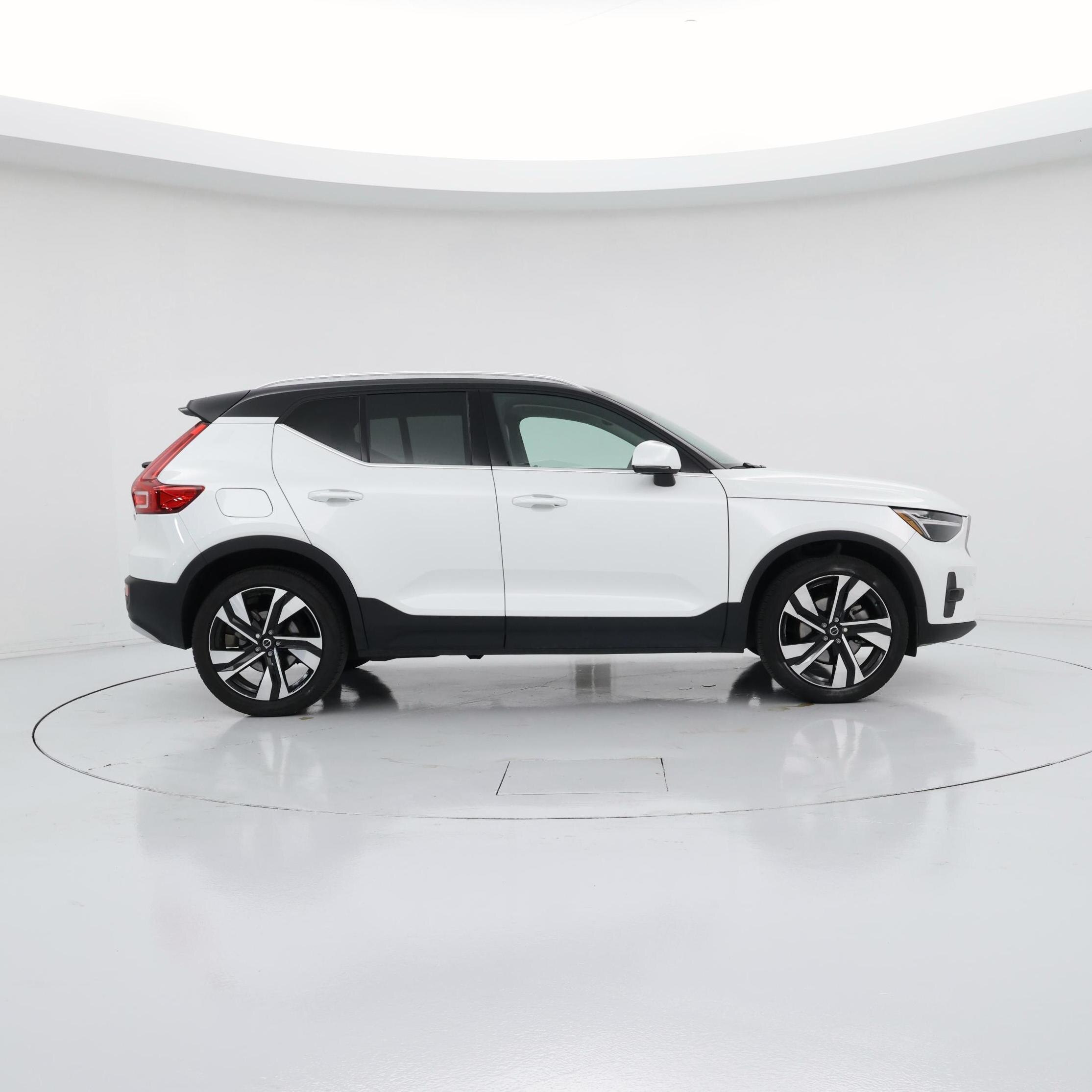 Thumbnail: 2023 Volvo XC40 - 7