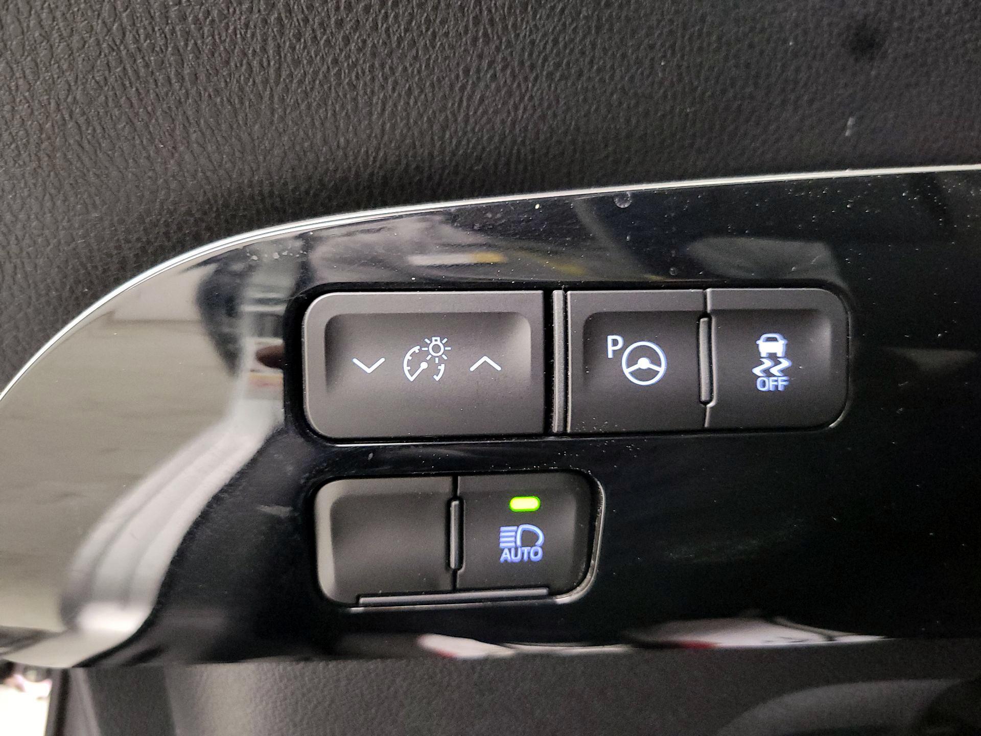 Thumbnail: 2019 Toyota Prius - 13