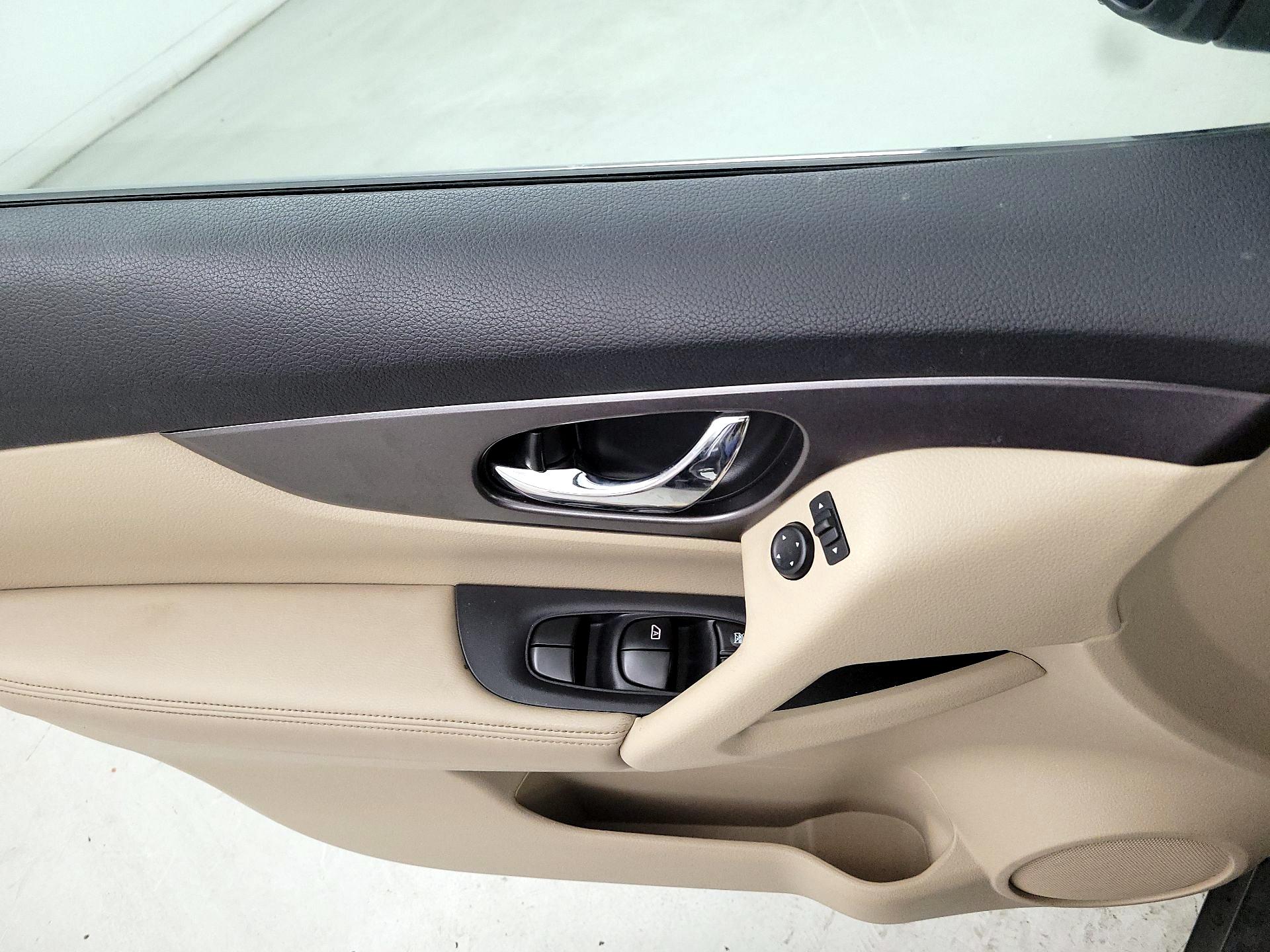 Thumbnail: 2015 Nissan Rogue - 12