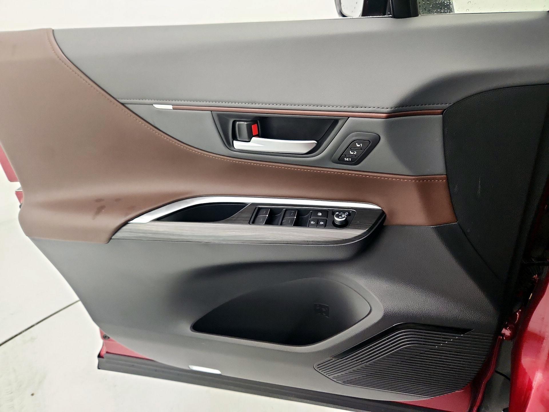 Thumbnail: 2021 Toyota Venza - 12