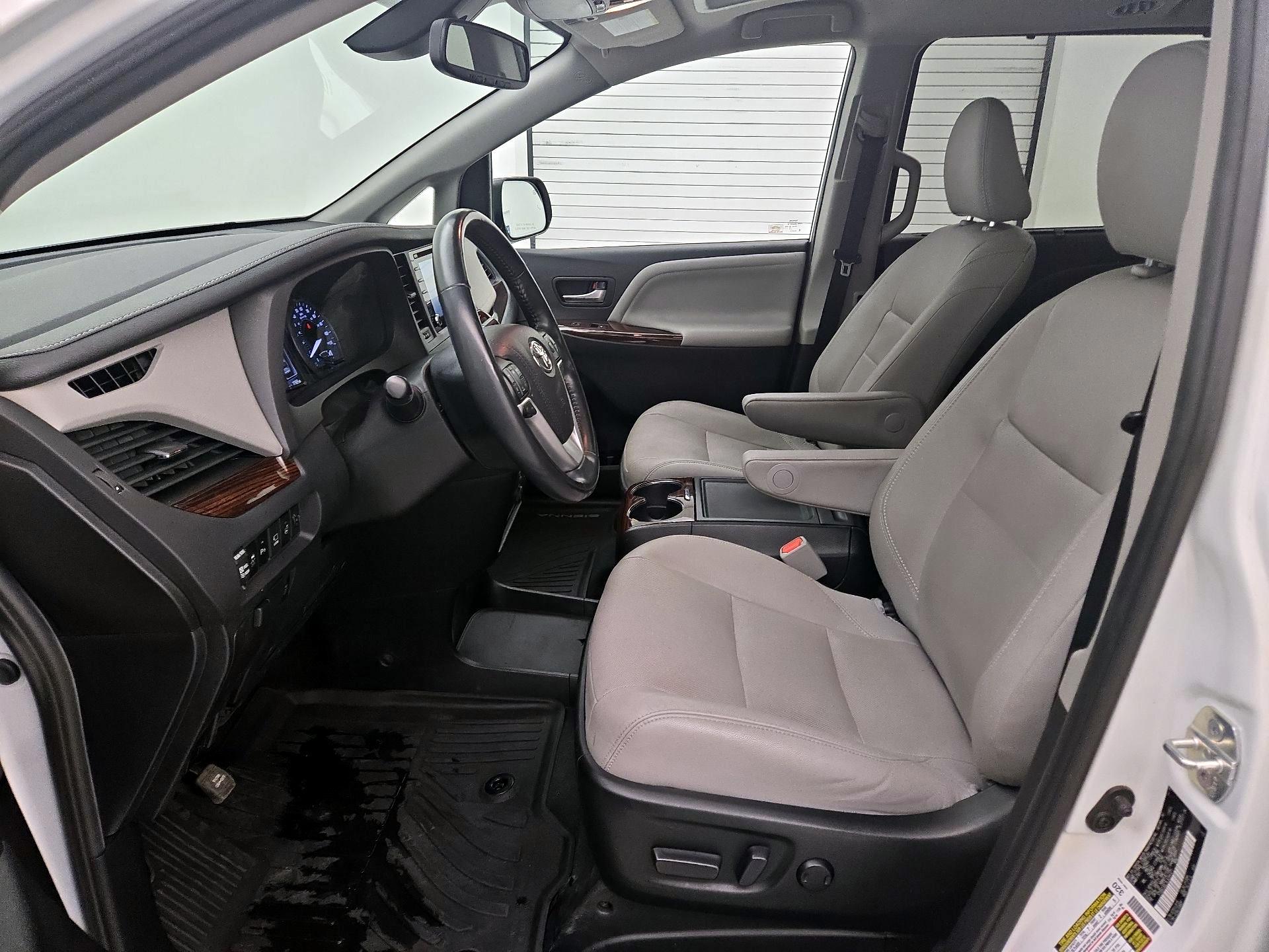Thumbnail: 2020 Toyota Sienna - 11