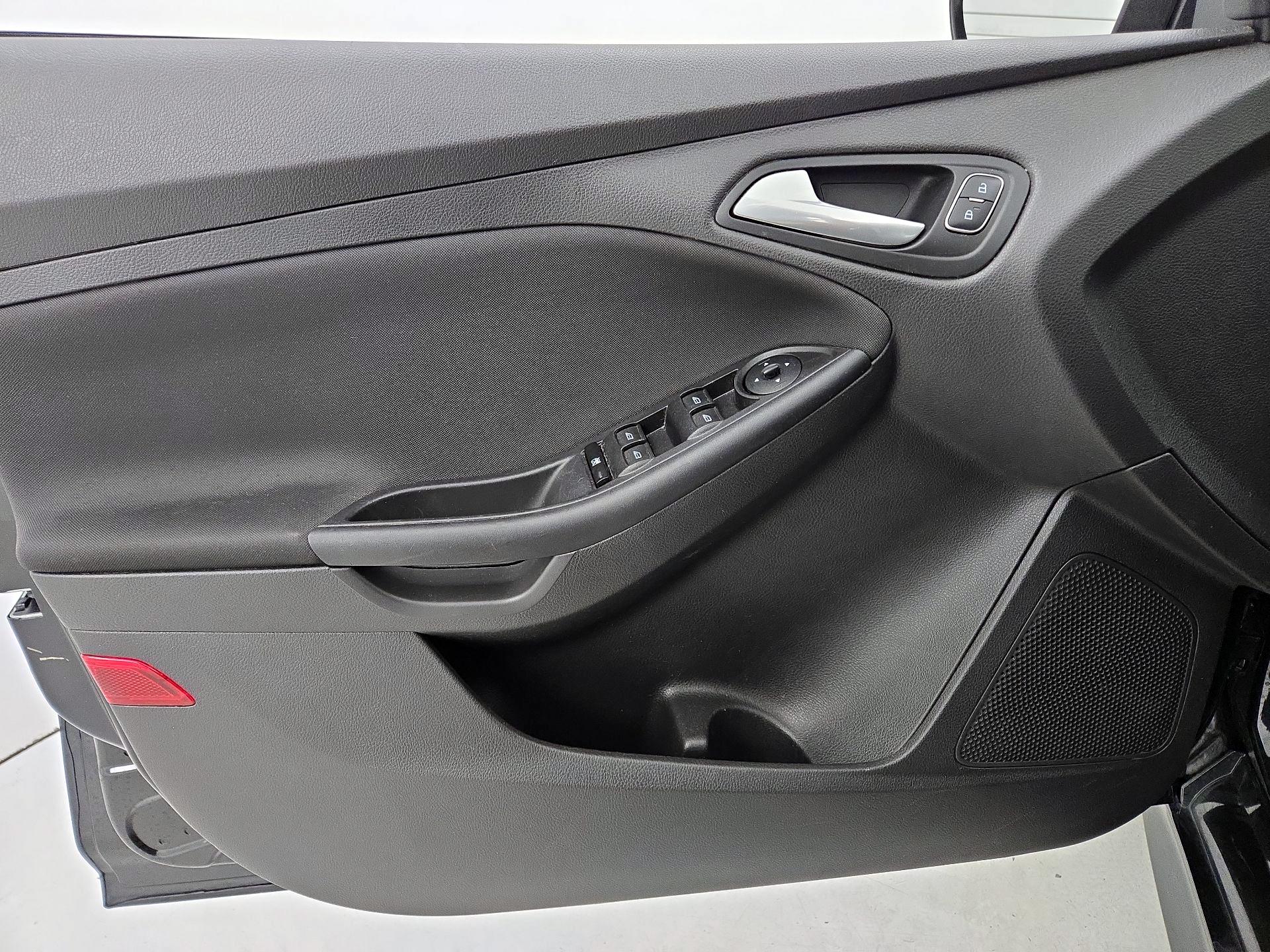 Thumbnail: 2015 Ford Focus - 12