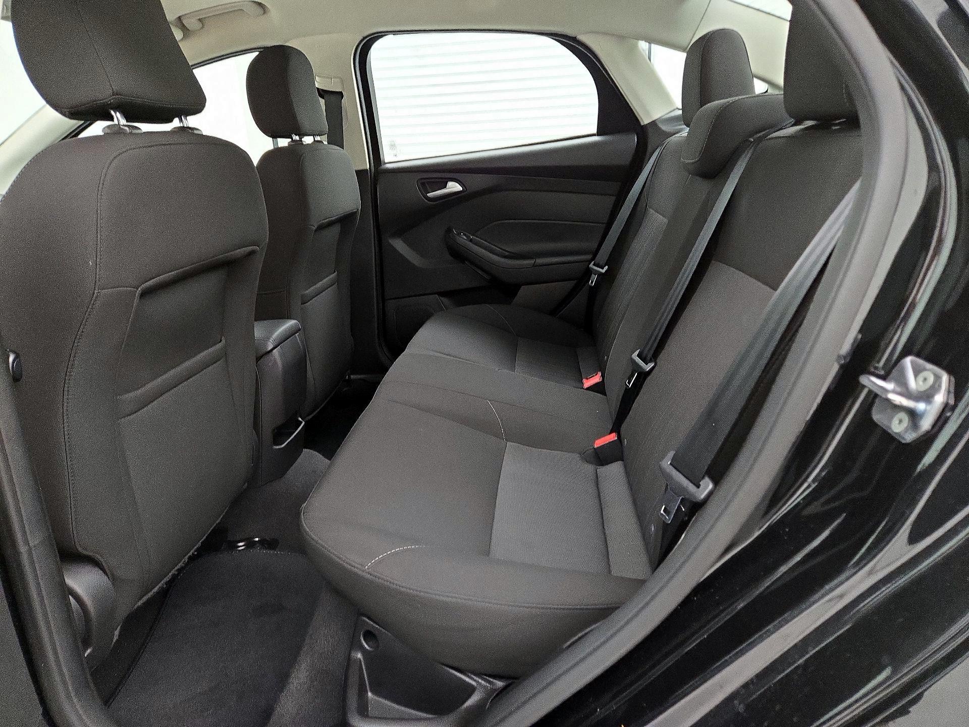 Thumbnail: 2015 Ford Focus - 18