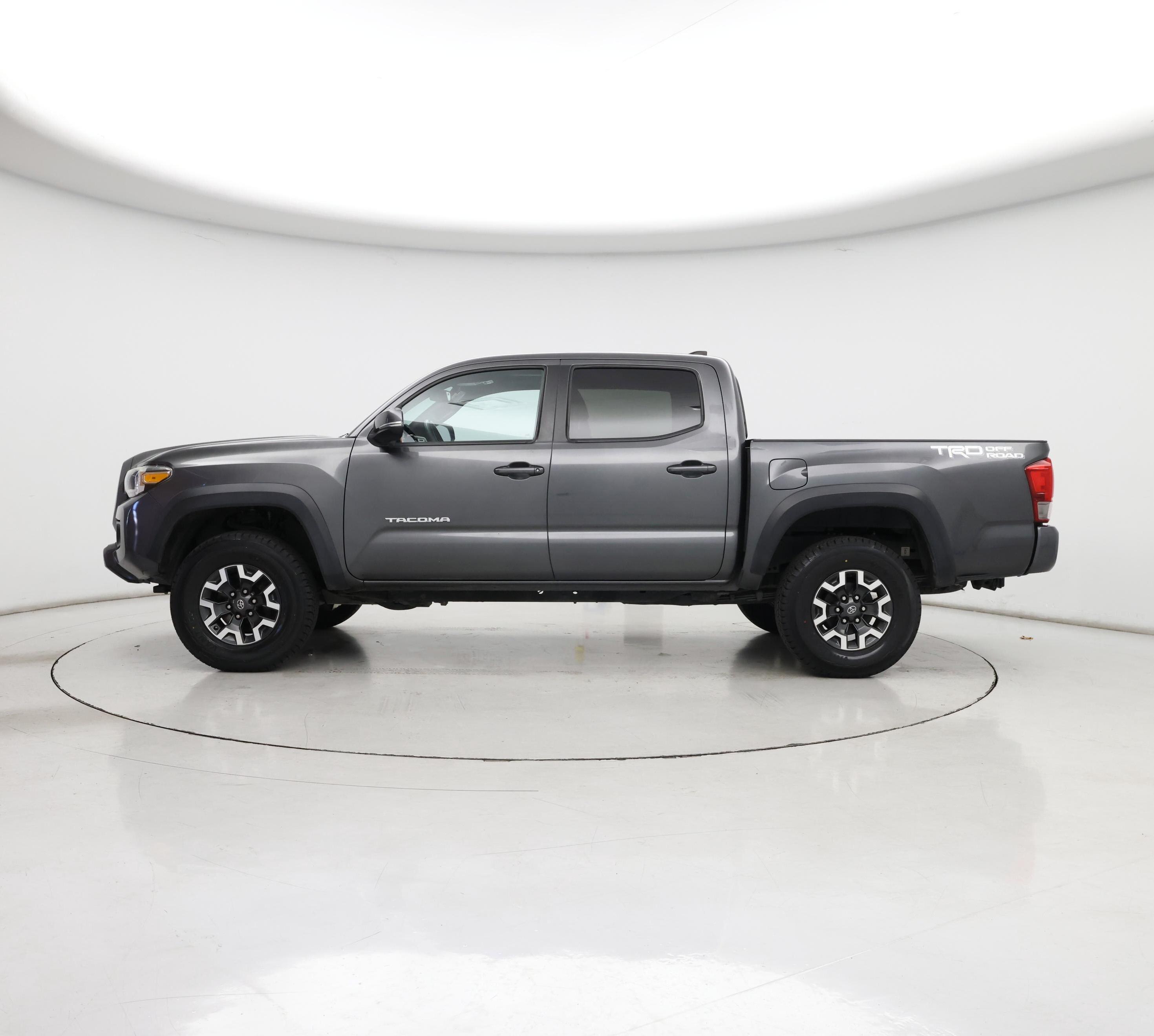 Thumbnail: 2016 Toyota Tacoma - 3