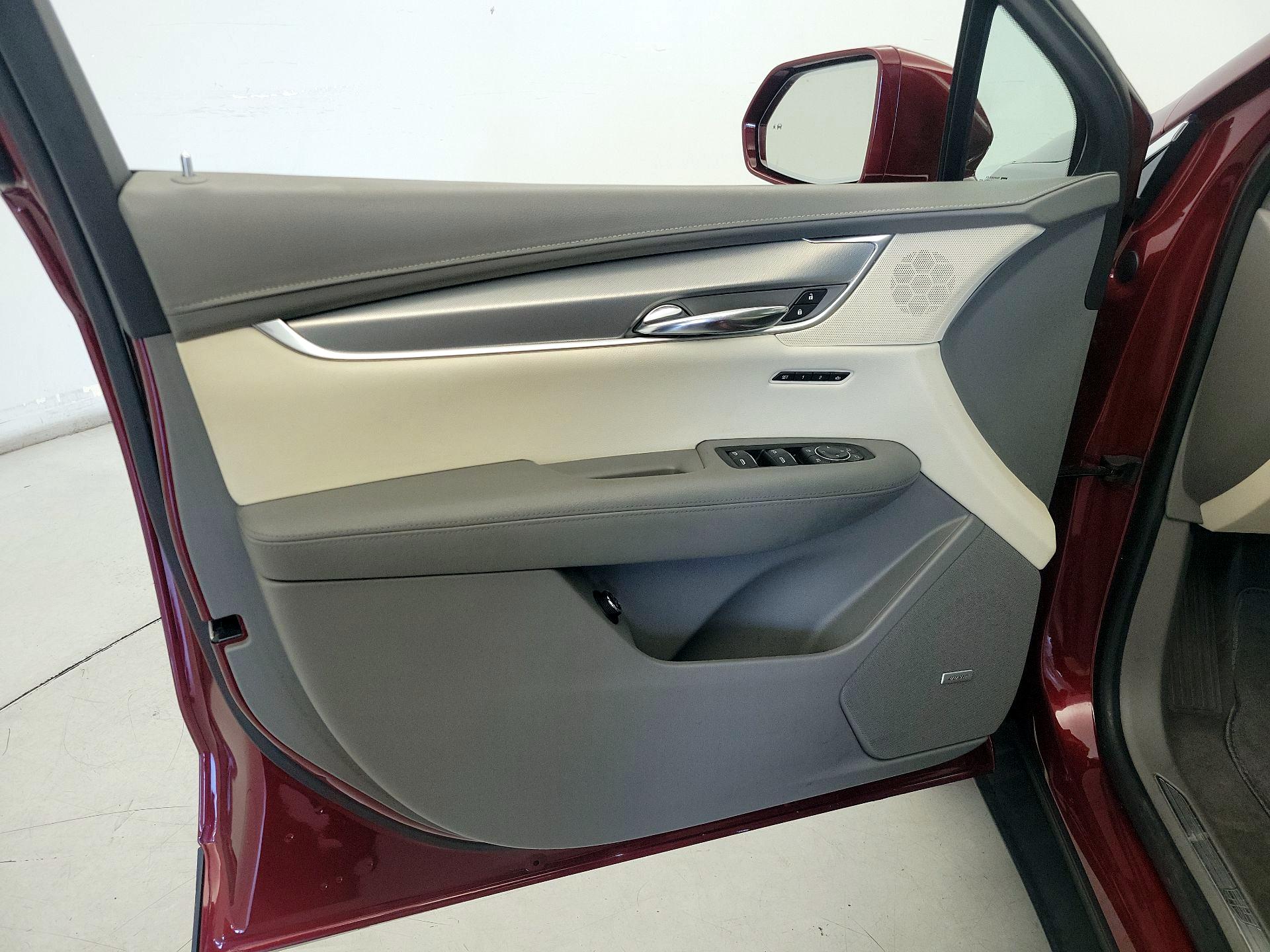 Thumbnail: 2017 Cadillac XT5 - 12