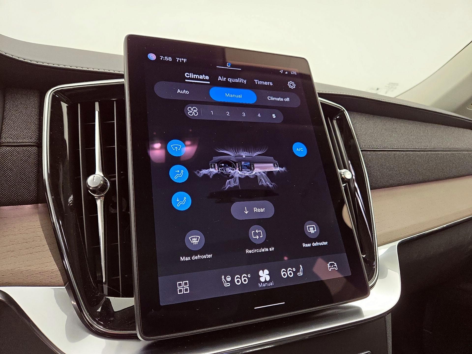 Thumbnail: 2025 Volvo XC90 - 17