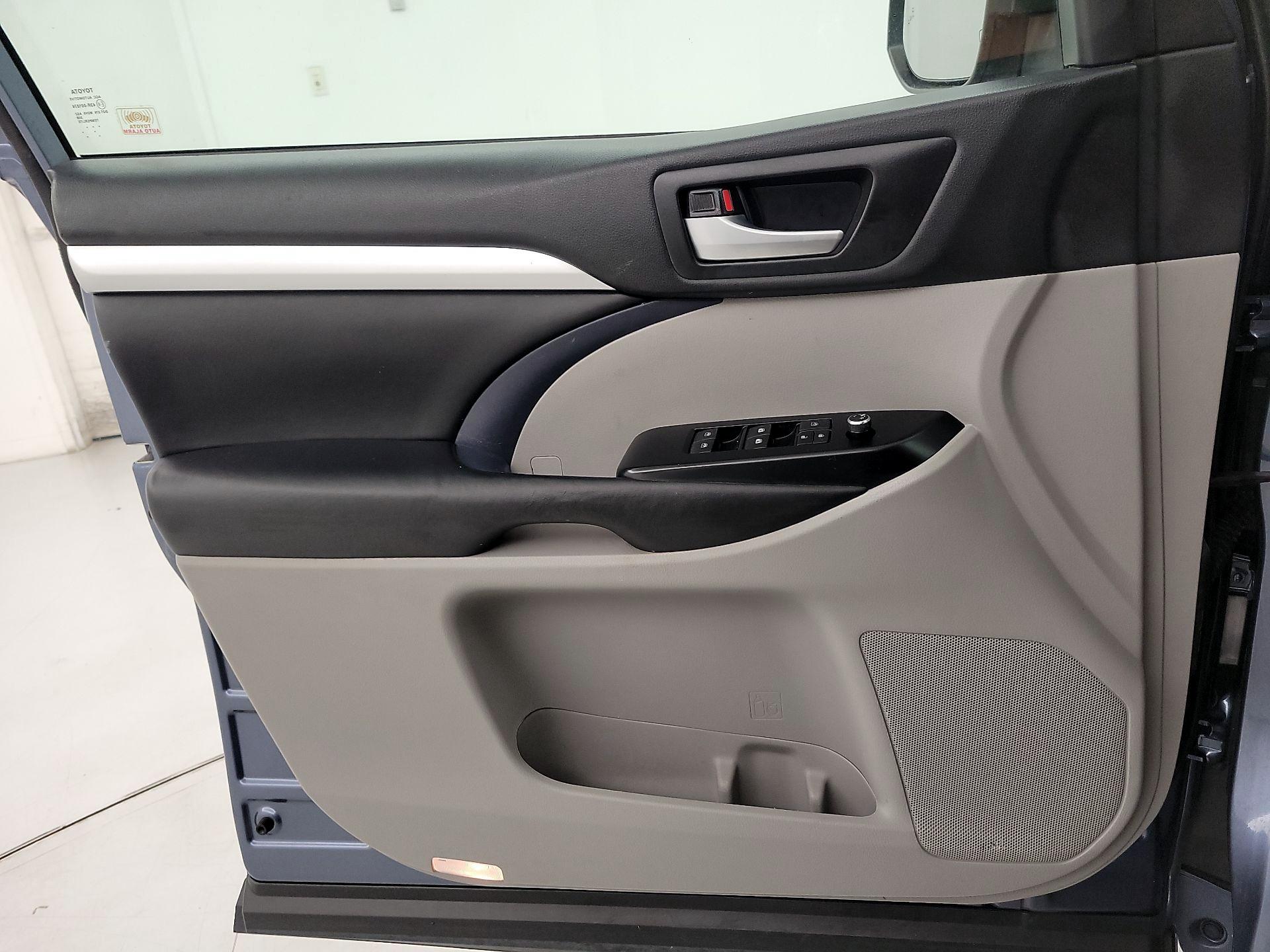 Thumbnail: 2018 Toyota Highlander - 12