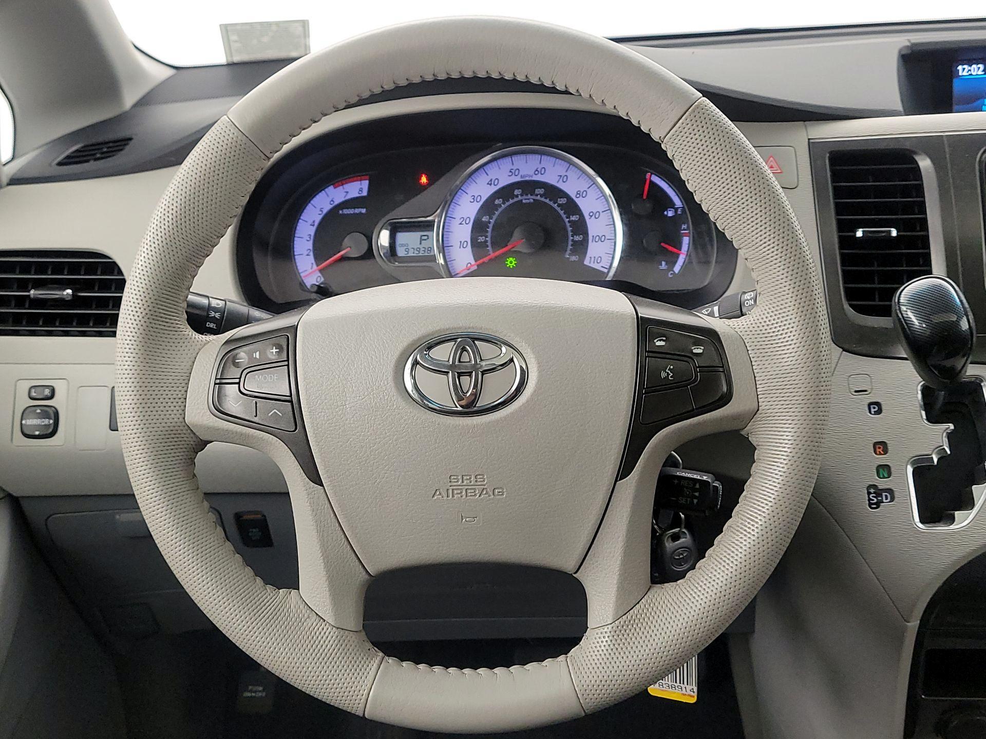 Thumbnail: 2014 Toyota Sienna - 10