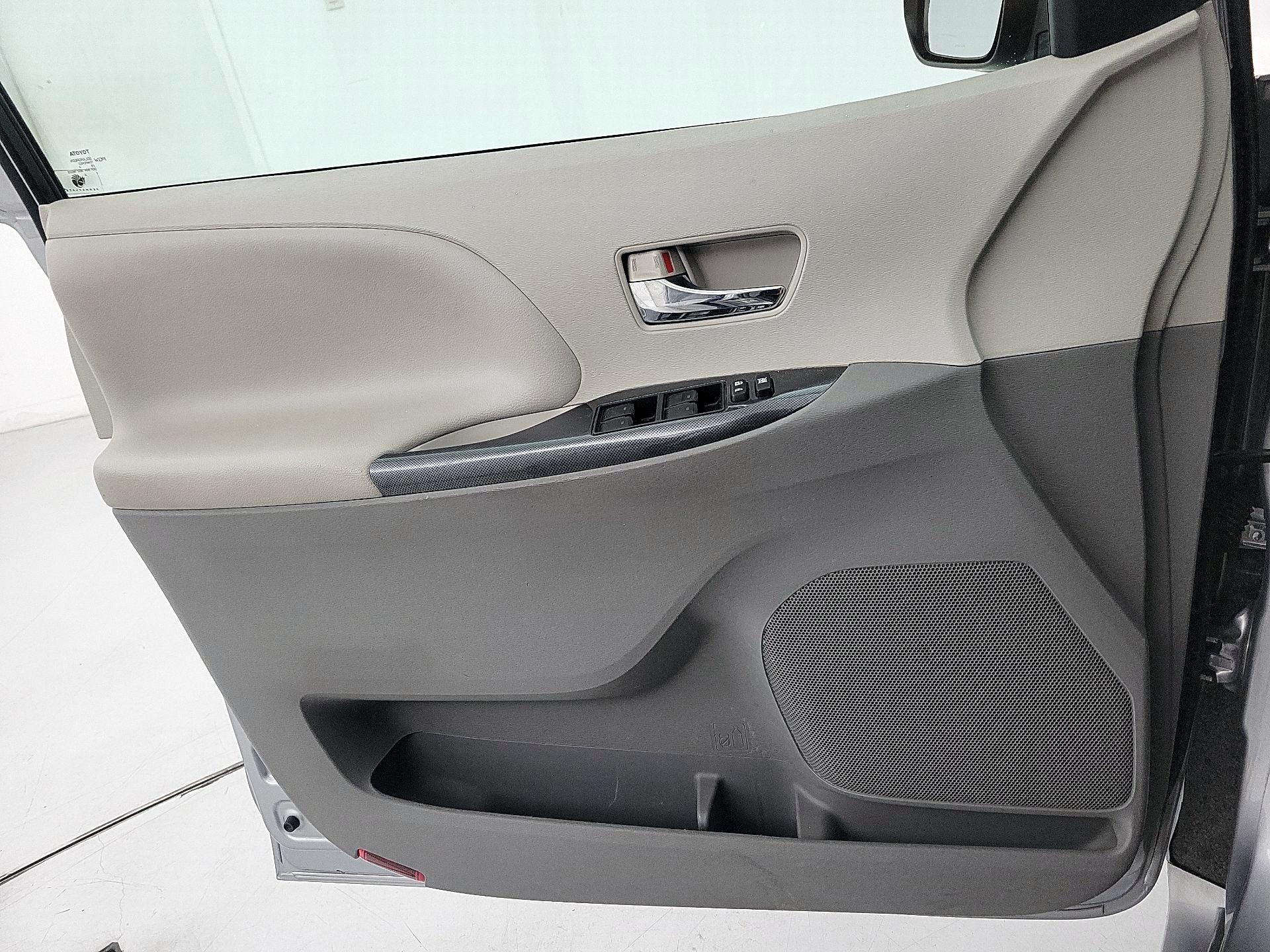Thumbnail: 2014 Toyota Sienna - 12