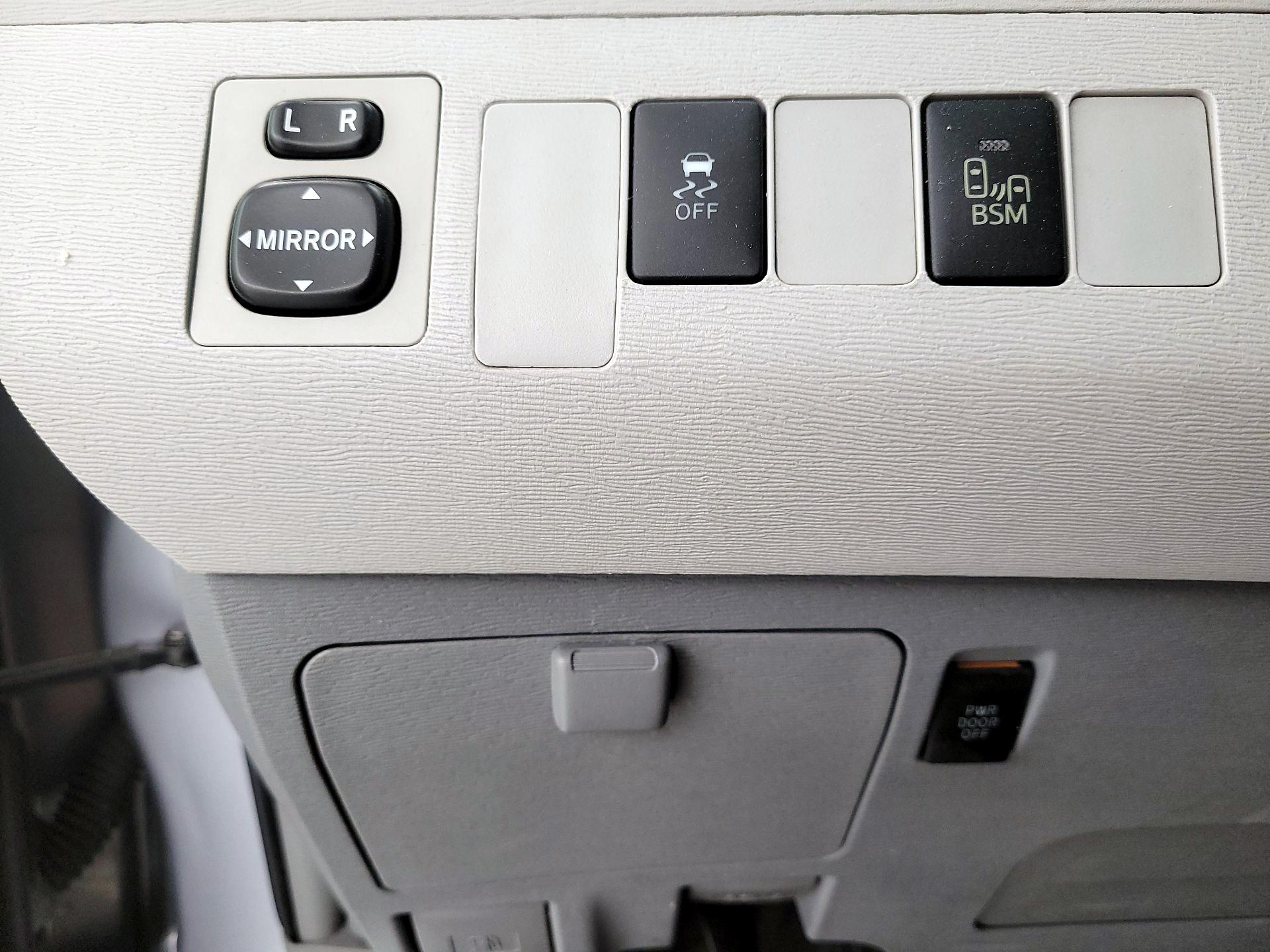 Thumbnail: 2014 Toyota Sienna - 13
