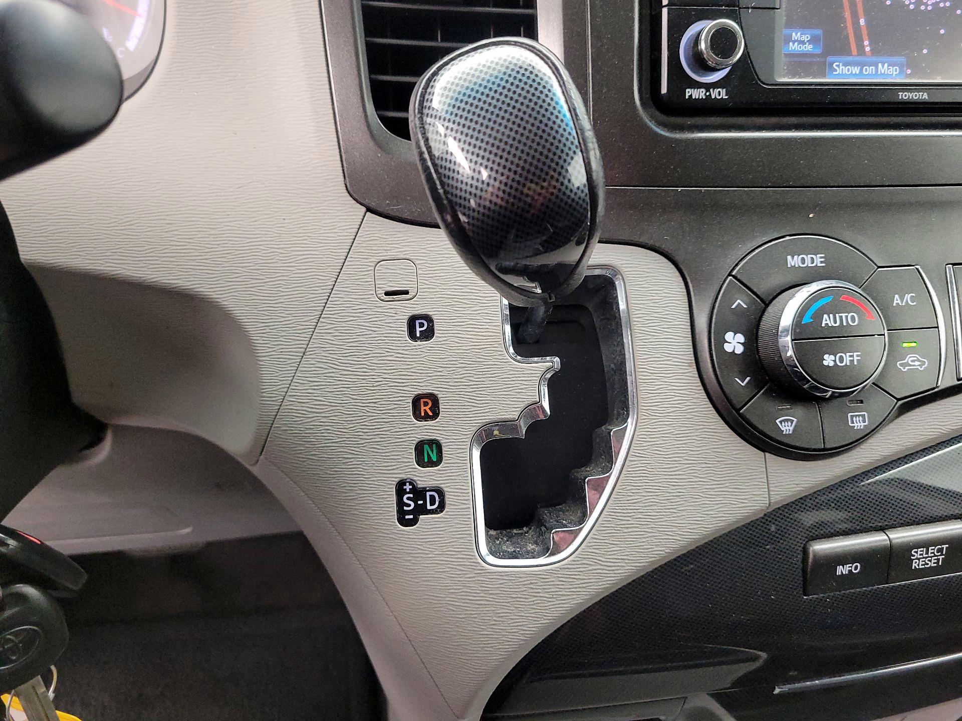 Thumbnail: 2014 Toyota Sienna - 18