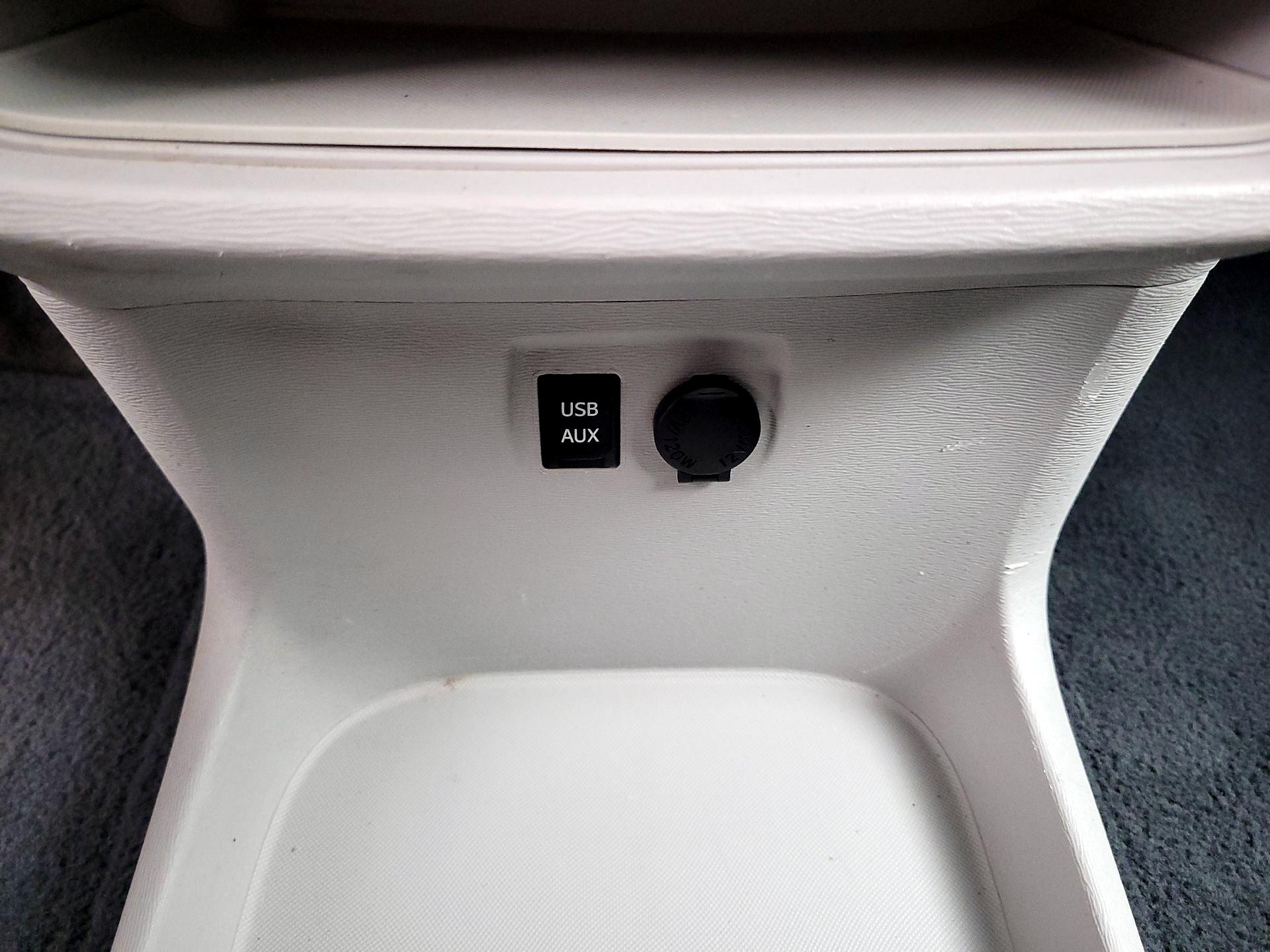 Thumbnail: 2014 Toyota Sienna - 19