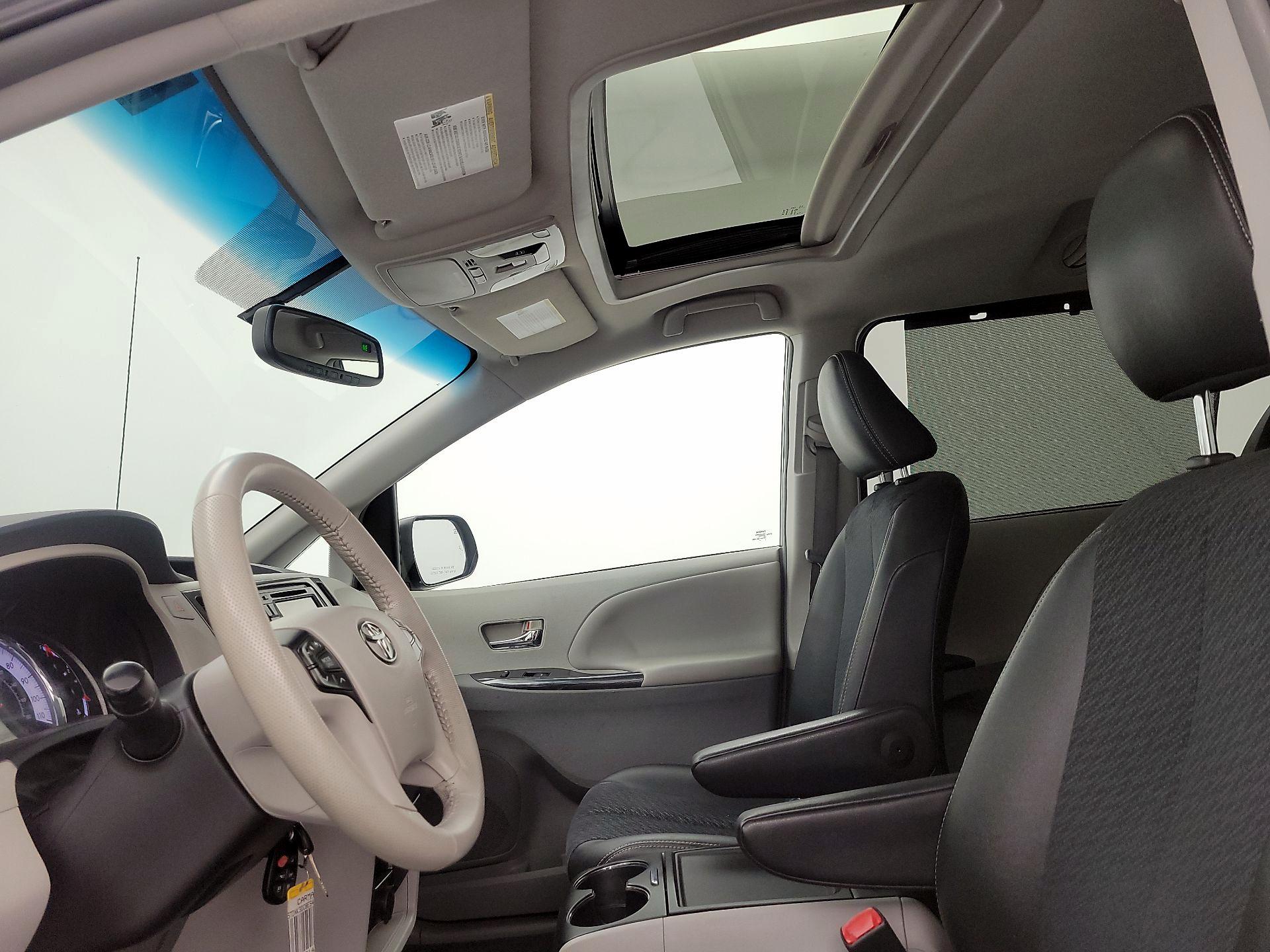 Thumbnail: 2014 Toyota Sienna - 20