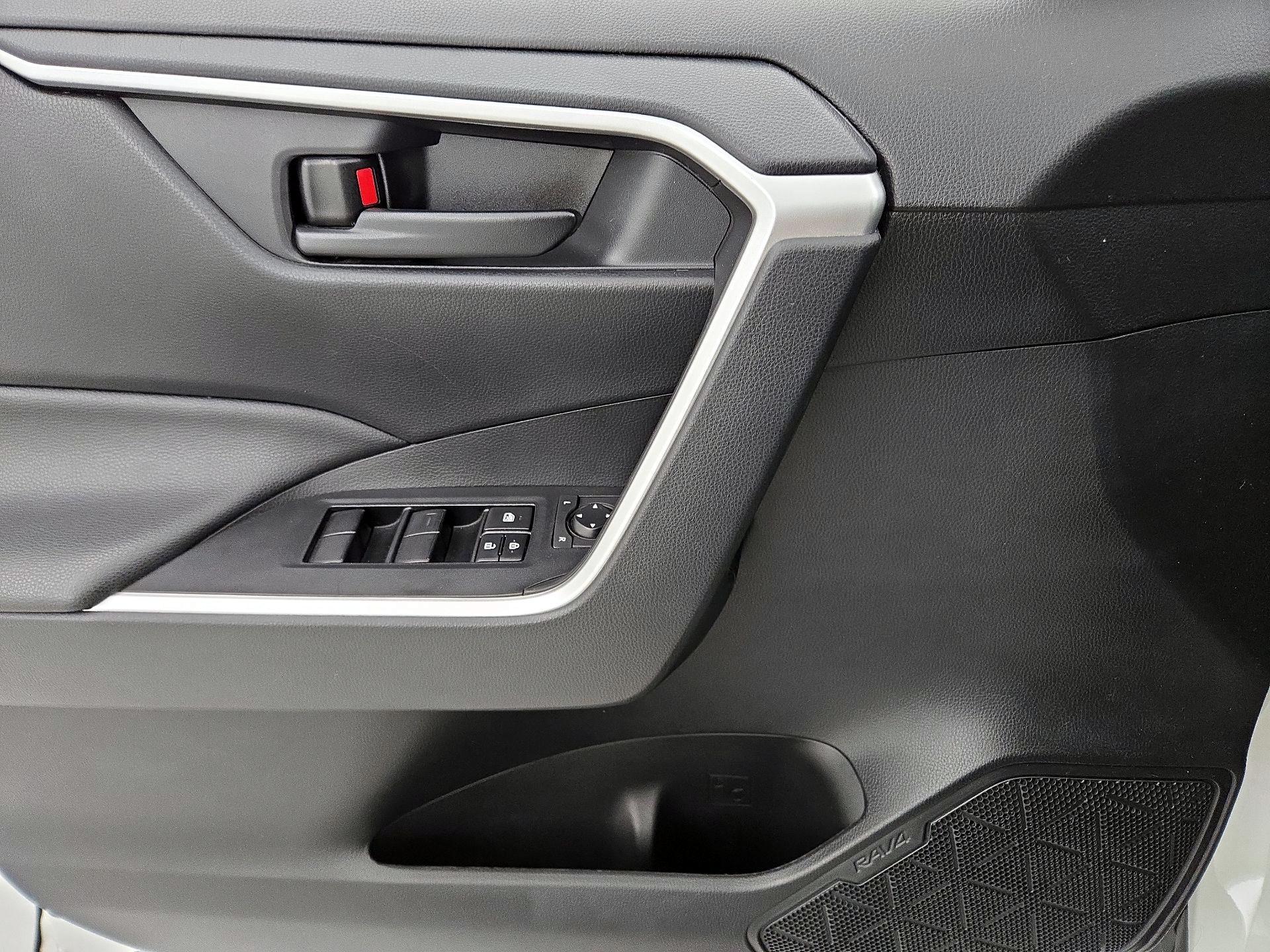 Thumbnail: 2020 Toyota RAV4 - 12