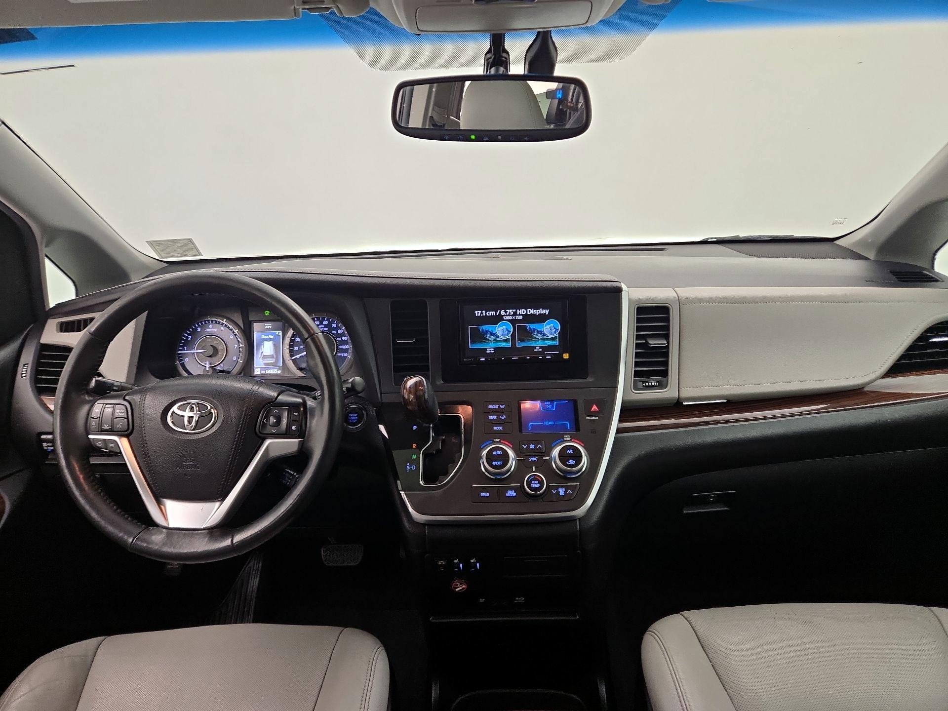 Thumbnail: 2015 Toyota Sienna - 9
