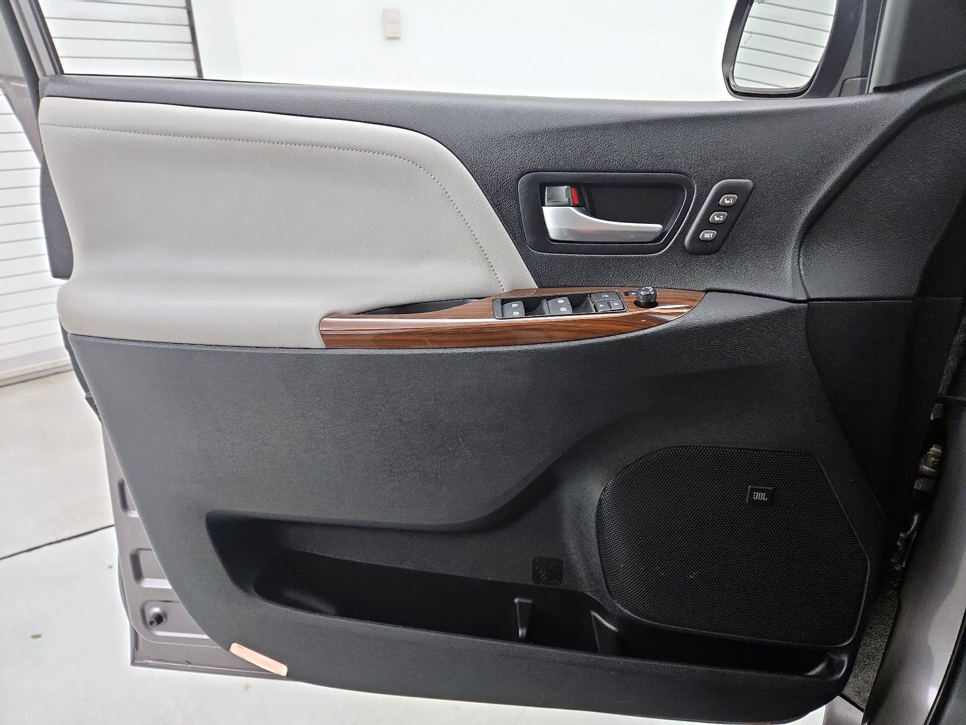 Thumbnail: 2015 Toyota Sienna - 12