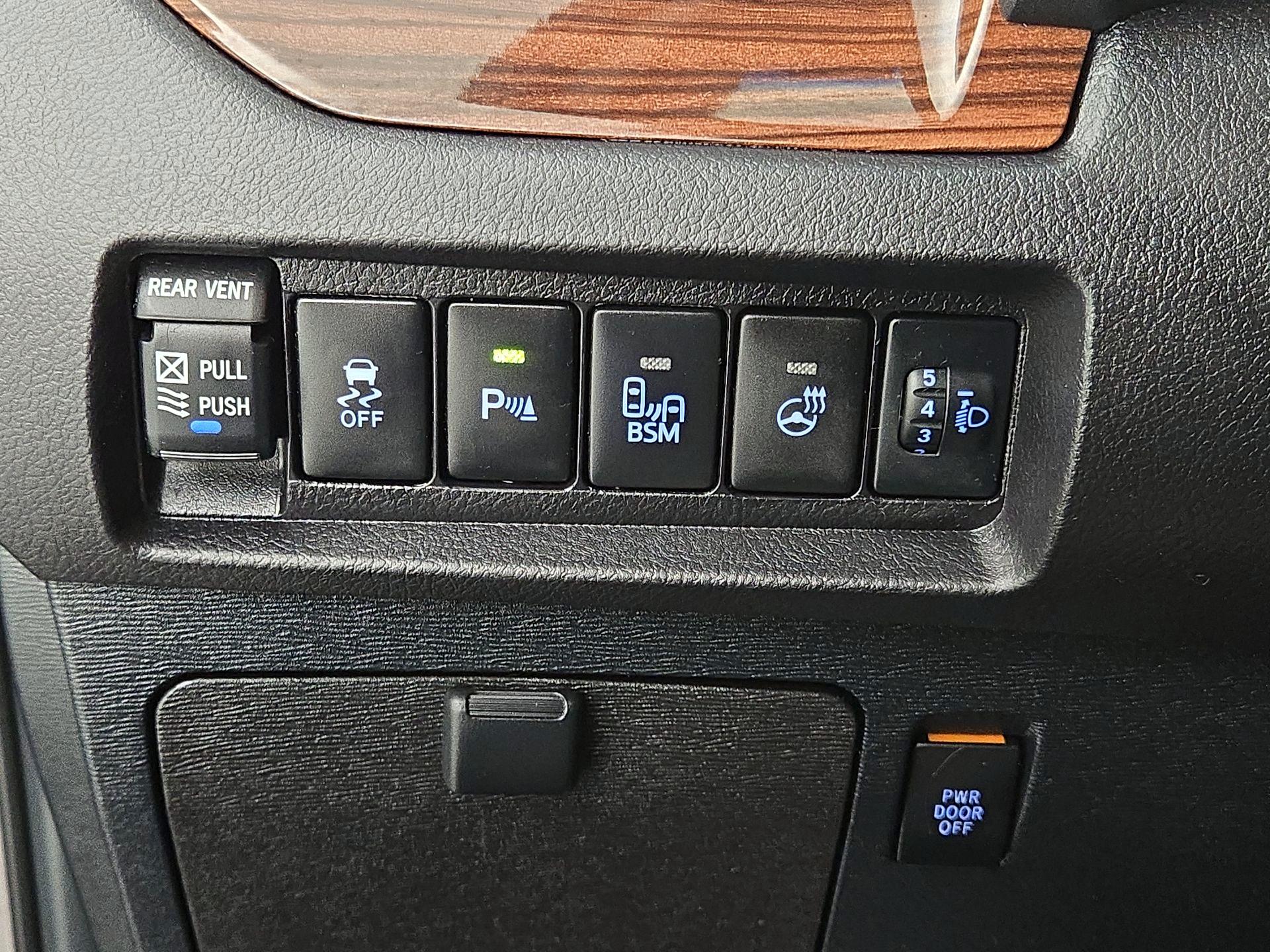 Thumbnail: 2015 Toyota Sienna - 13