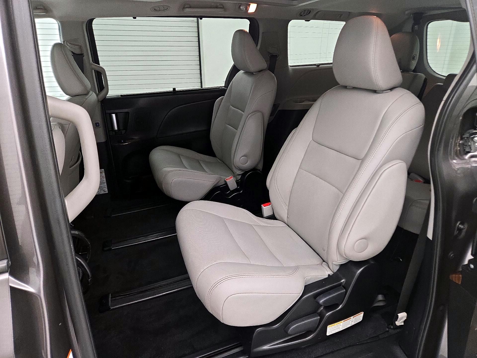 Thumbnail: 2015 Toyota Sienna - 19