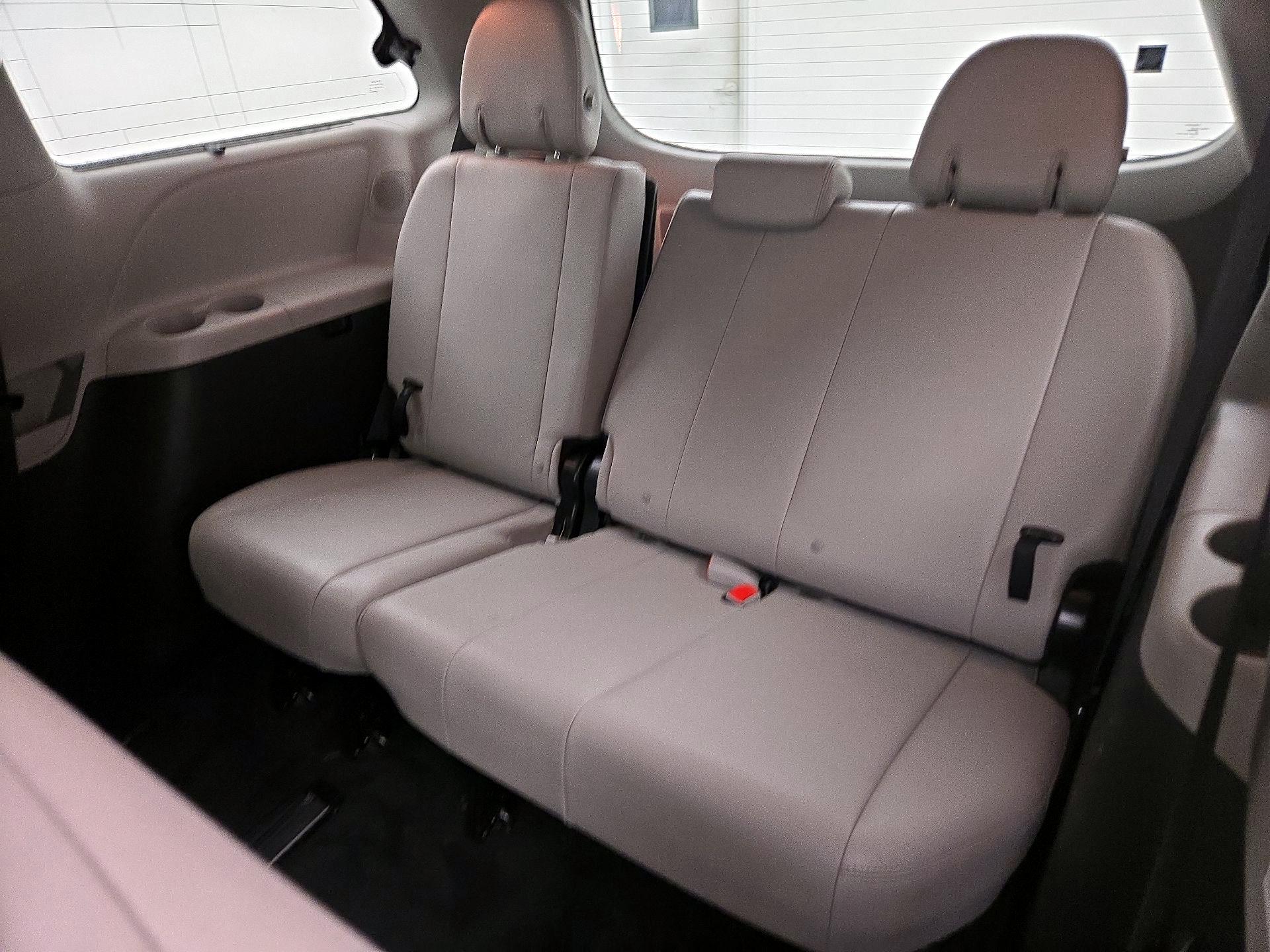 Thumbnail: 2015 Toyota Sienna - 20