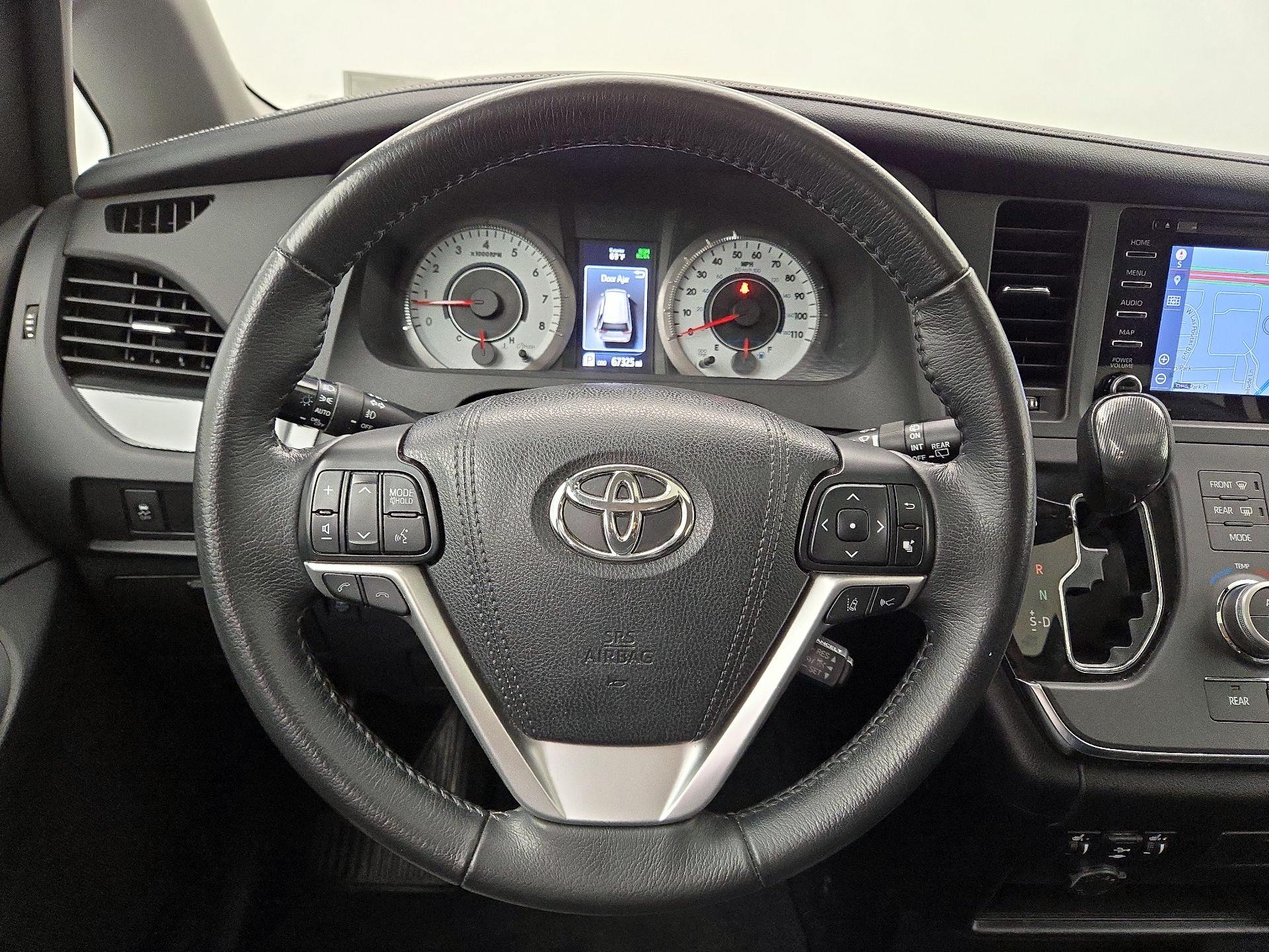 Thumbnail: 2018 Toyota Sienna - 10