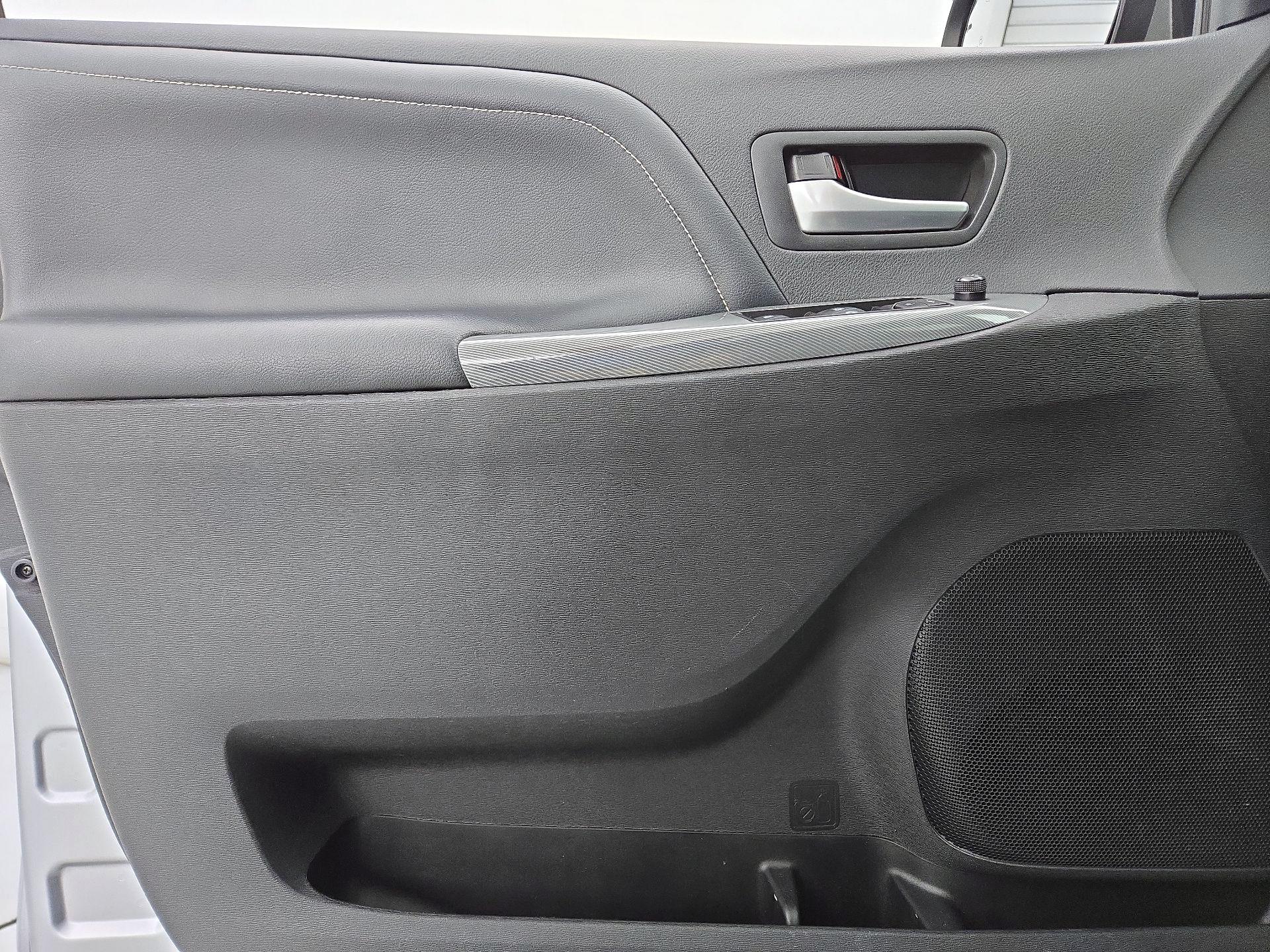 Thumbnail: 2018 Toyota Sienna - 12