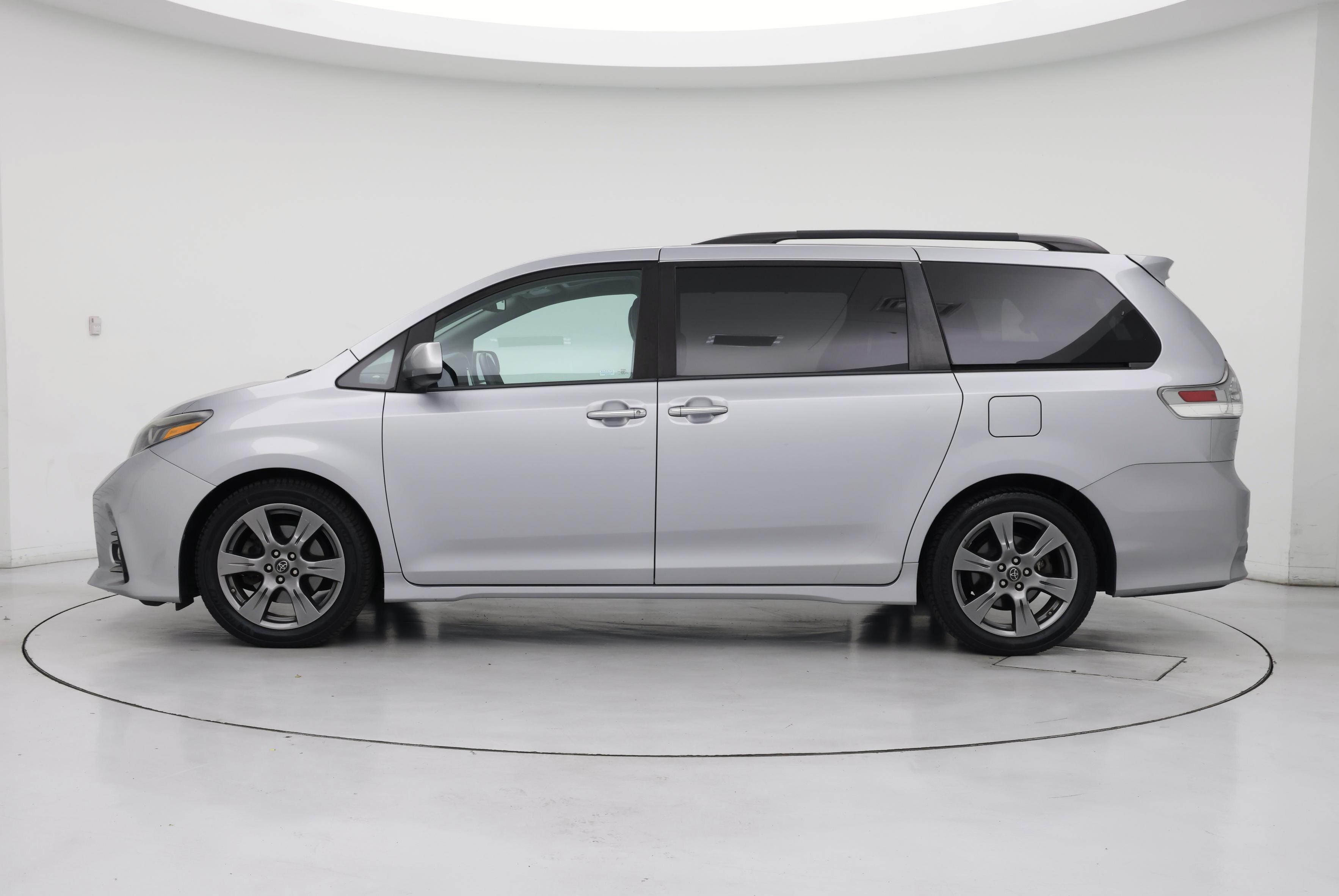 Thumbnail: 2018 Toyota Sienna - 3