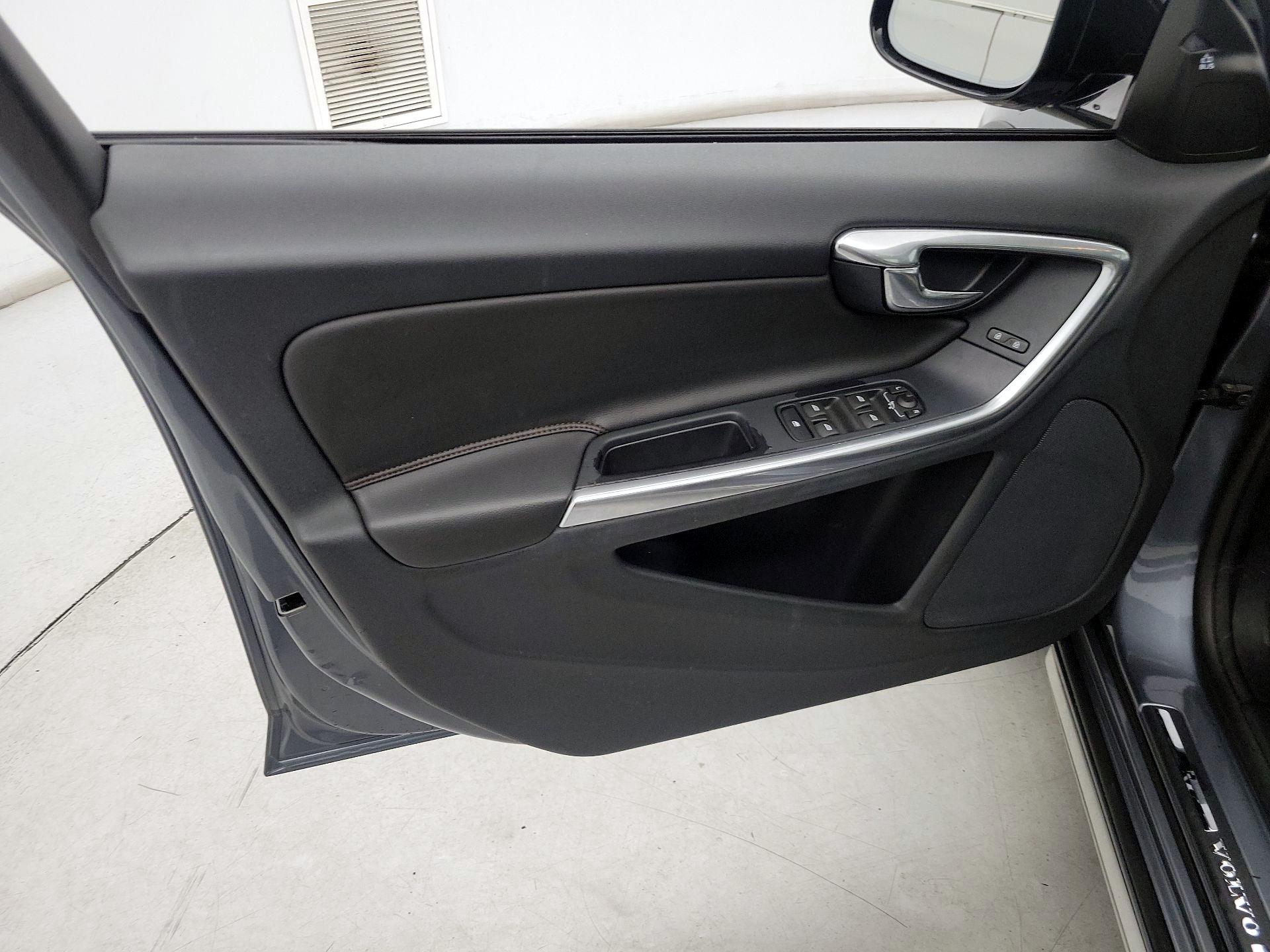 Thumbnail: 2017 Volvo S60 - 12