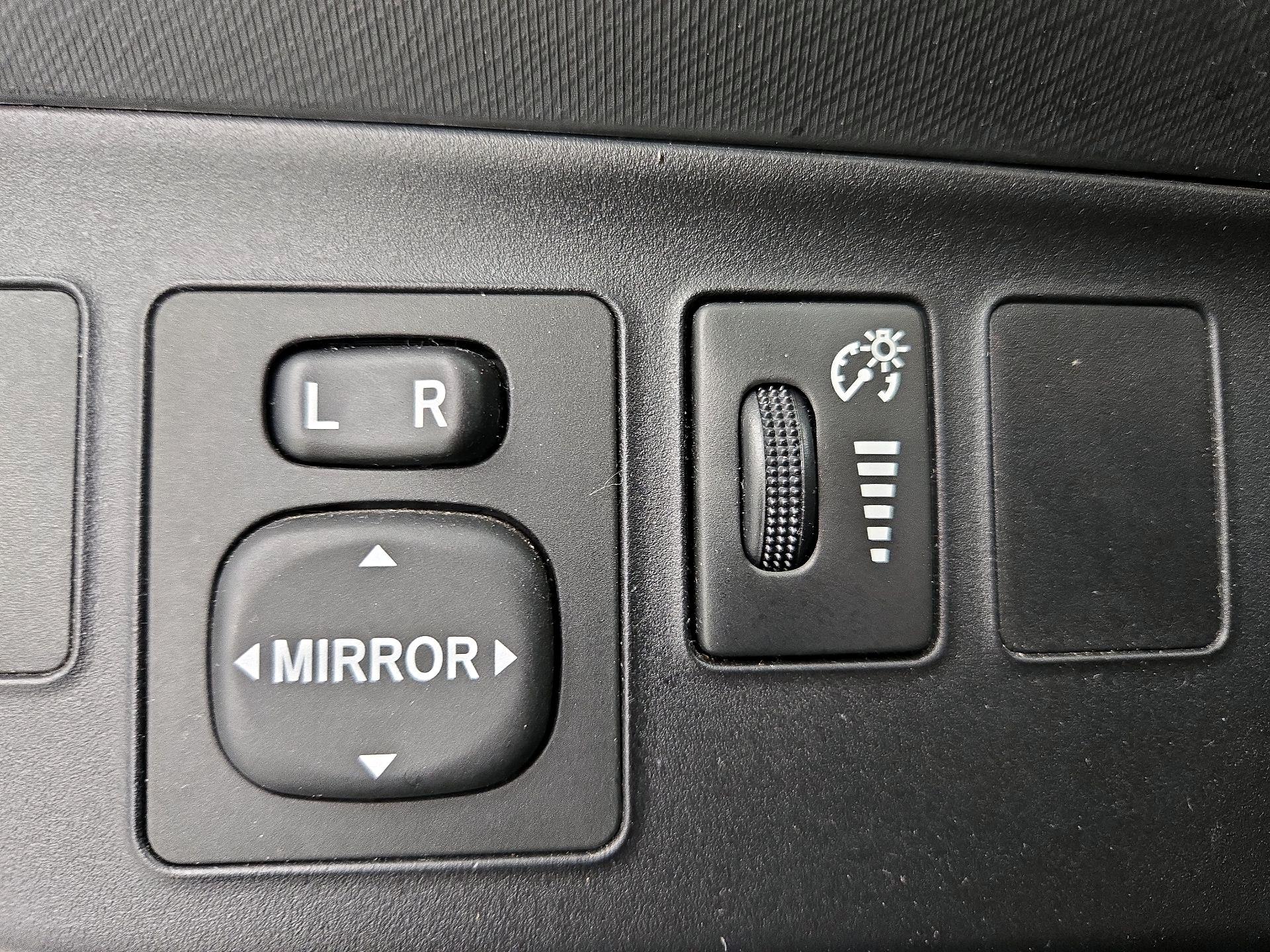 Thumbnail: 2014 Toyota Prius c - 13