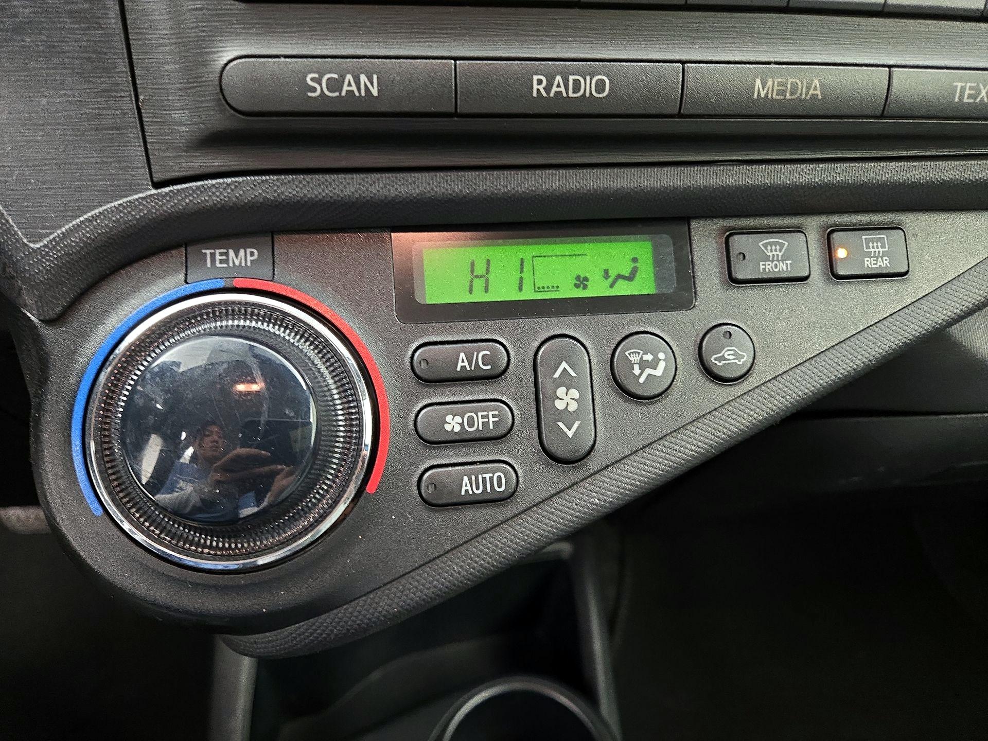 Thumbnail: 2014 Toyota Prius c - 15