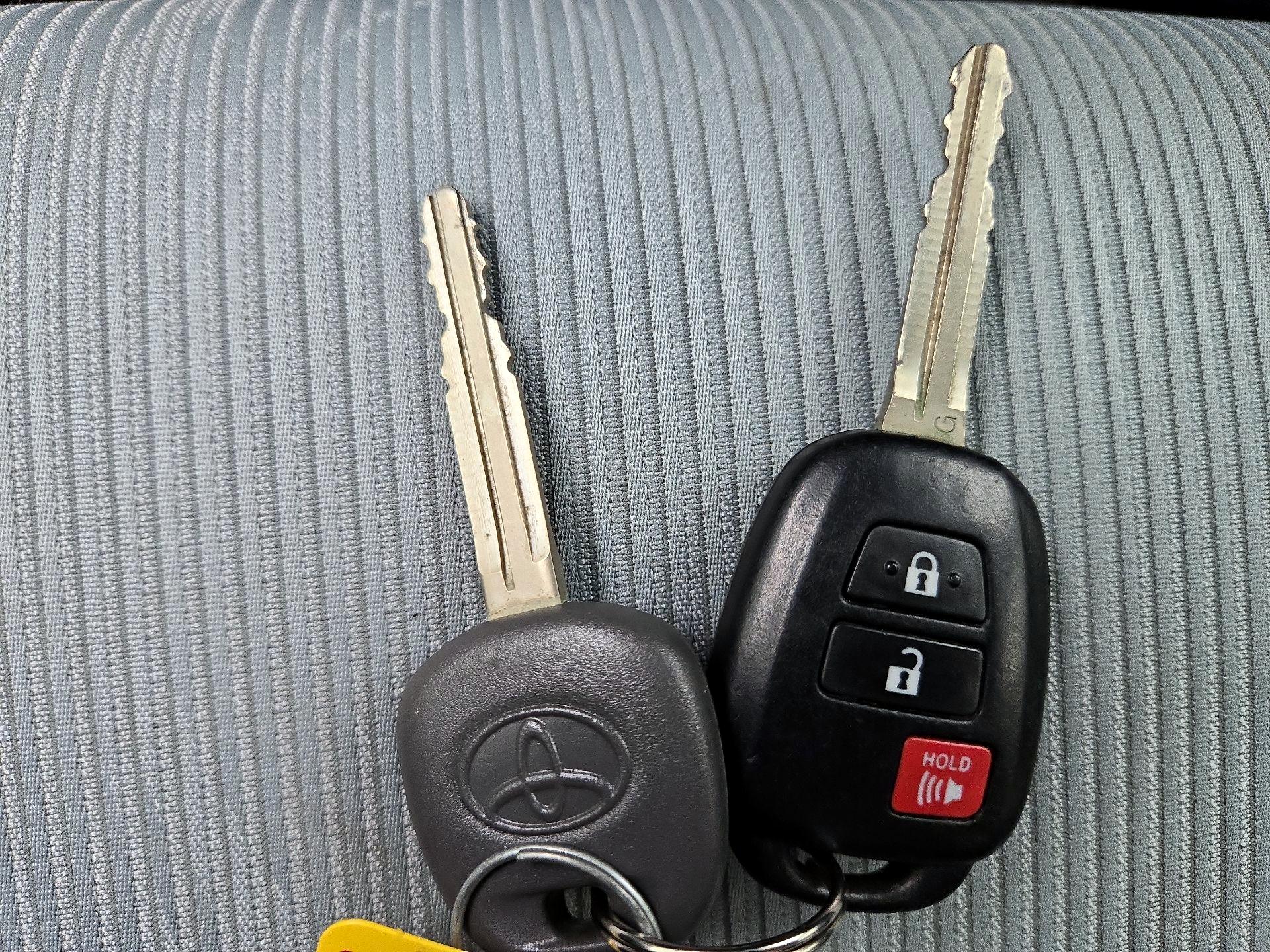 Thumbnail: 2014 Toyota Prius c - 20