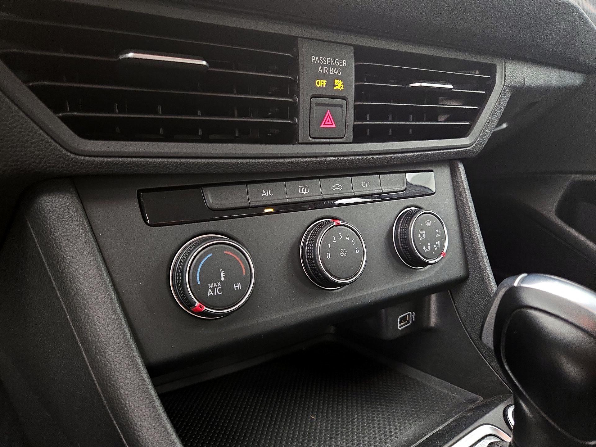 Thumbnail: 2019 Volkswagen Jetta - 16