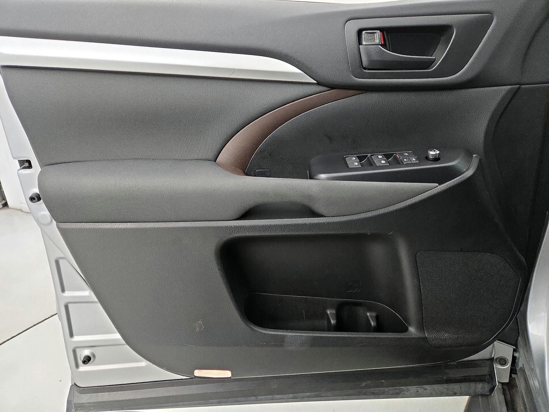 Thumbnail: 2018 Toyota Highlander - 12