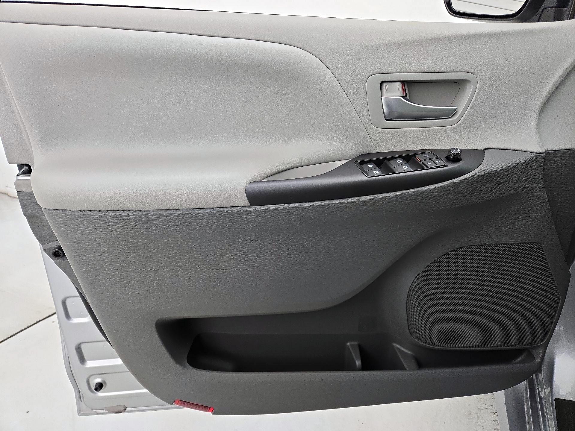 Thumbnail: 2018 Toyota Sienna - 12