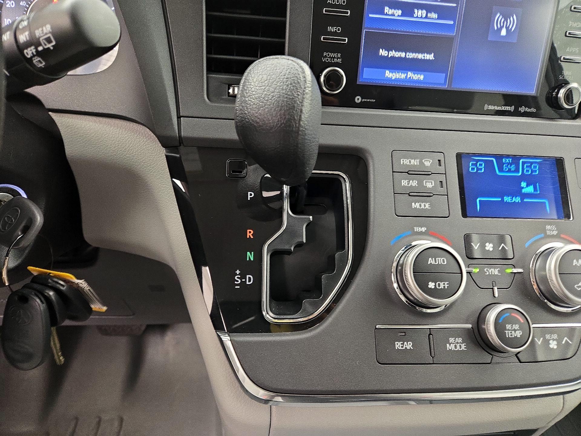 Thumbnail: 2018 Toyota Sienna - 17