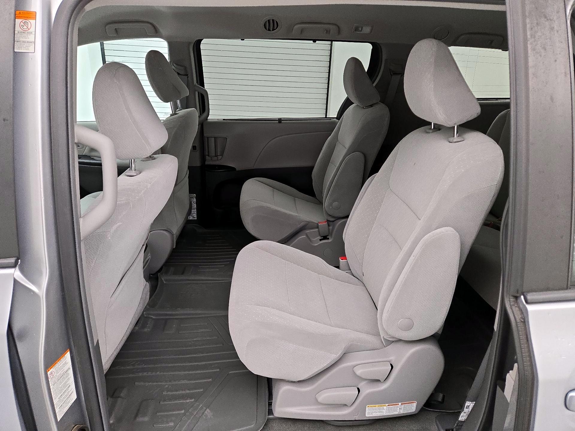 Thumbnail: 2018 Toyota Sienna - 18