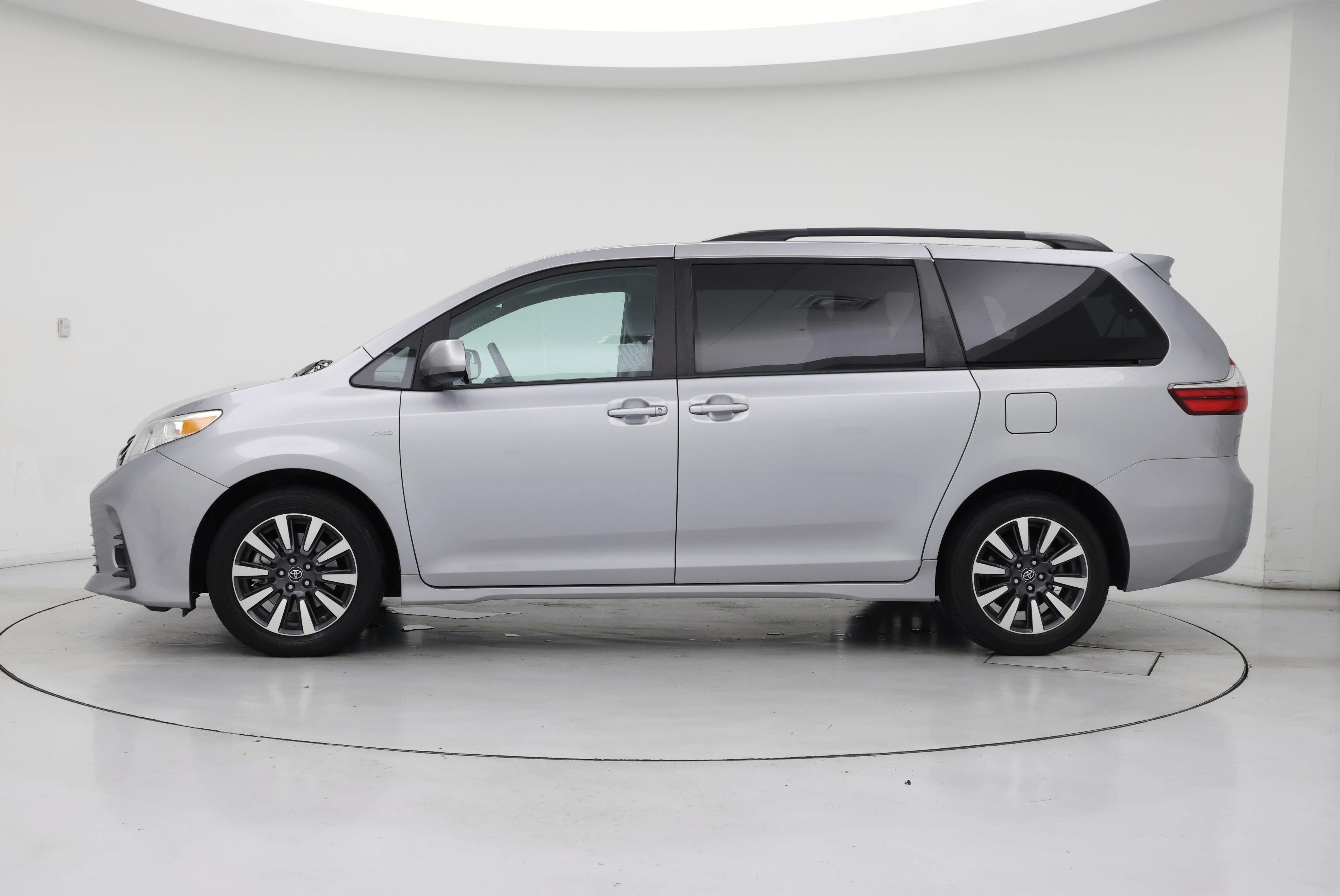 Thumbnail: 2018 Toyota Sienna - 3